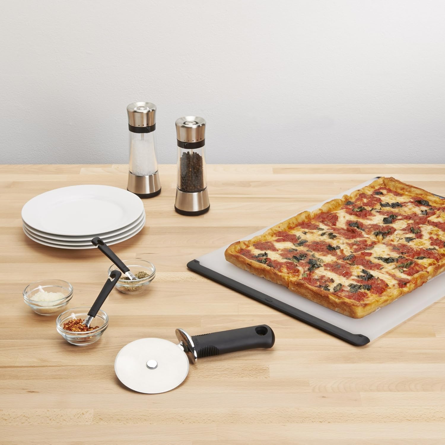 OXO Good Grips Stainless Steel 4-Inch Pizza Wheel and Cutter: Pizza Cutters: Kitchen & Dining