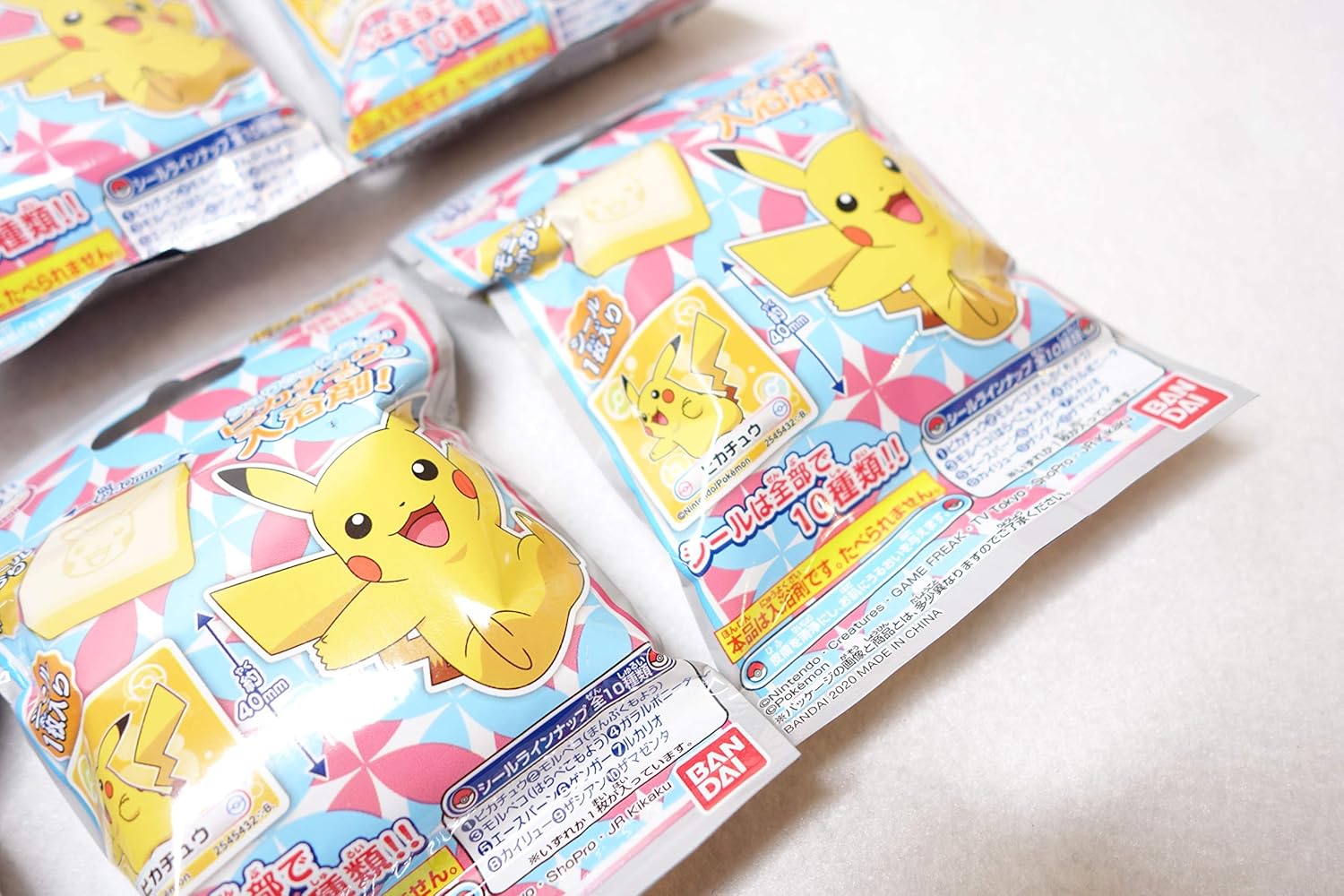 Amazon ピカチュー 入浴剤６個セット シール入り 子供用バスボム ポケモン ポケットモンスター お風呂用おもちゃ おもちゃ