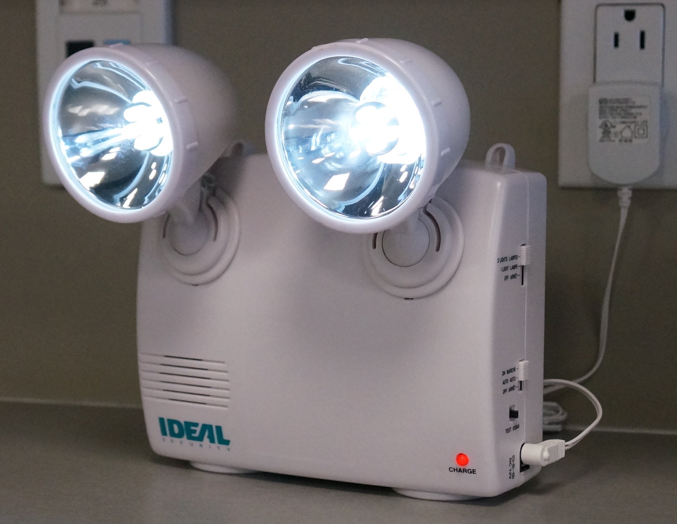 Ideal Security SK636 Lightsout Emergency Power Failure Light with 2