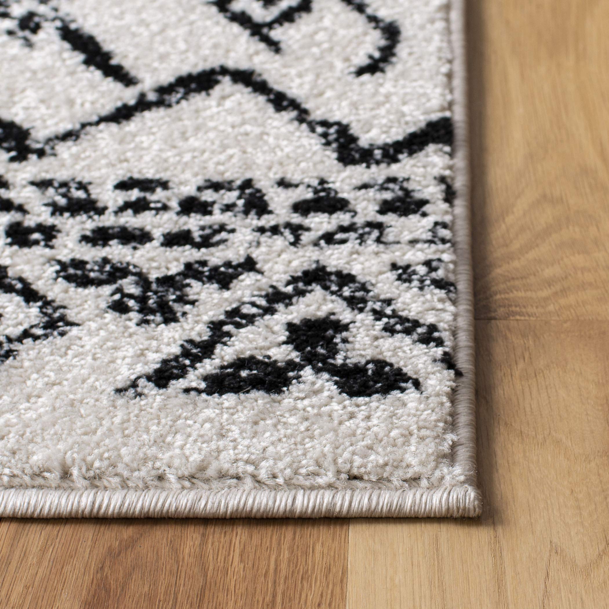 Condition photo showing New/Like New for safavieh tulum collection accent rug - 2' x 4', ivory & black, moroccan boho distressed design, non-