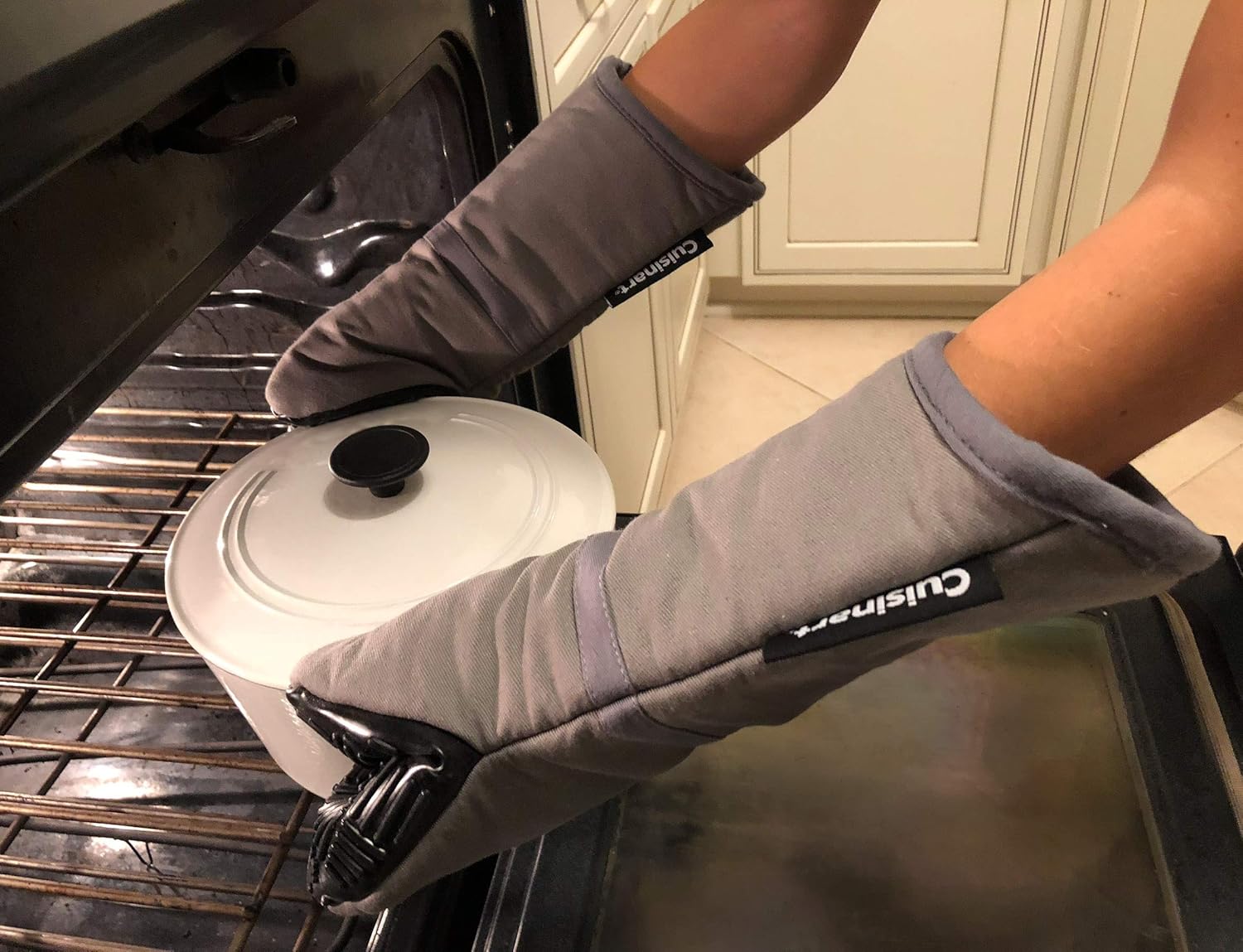Cuisinart Silicone Oven Mitts, 2pk - Heat Resistant up to 500 degrees F Handle Hot Cooking Items Safely - Non-Slip Grip Oven Gloves with Soft Insulated Deep Pockets and Convenient Hanging Loop - Grey: Home & Kitchen