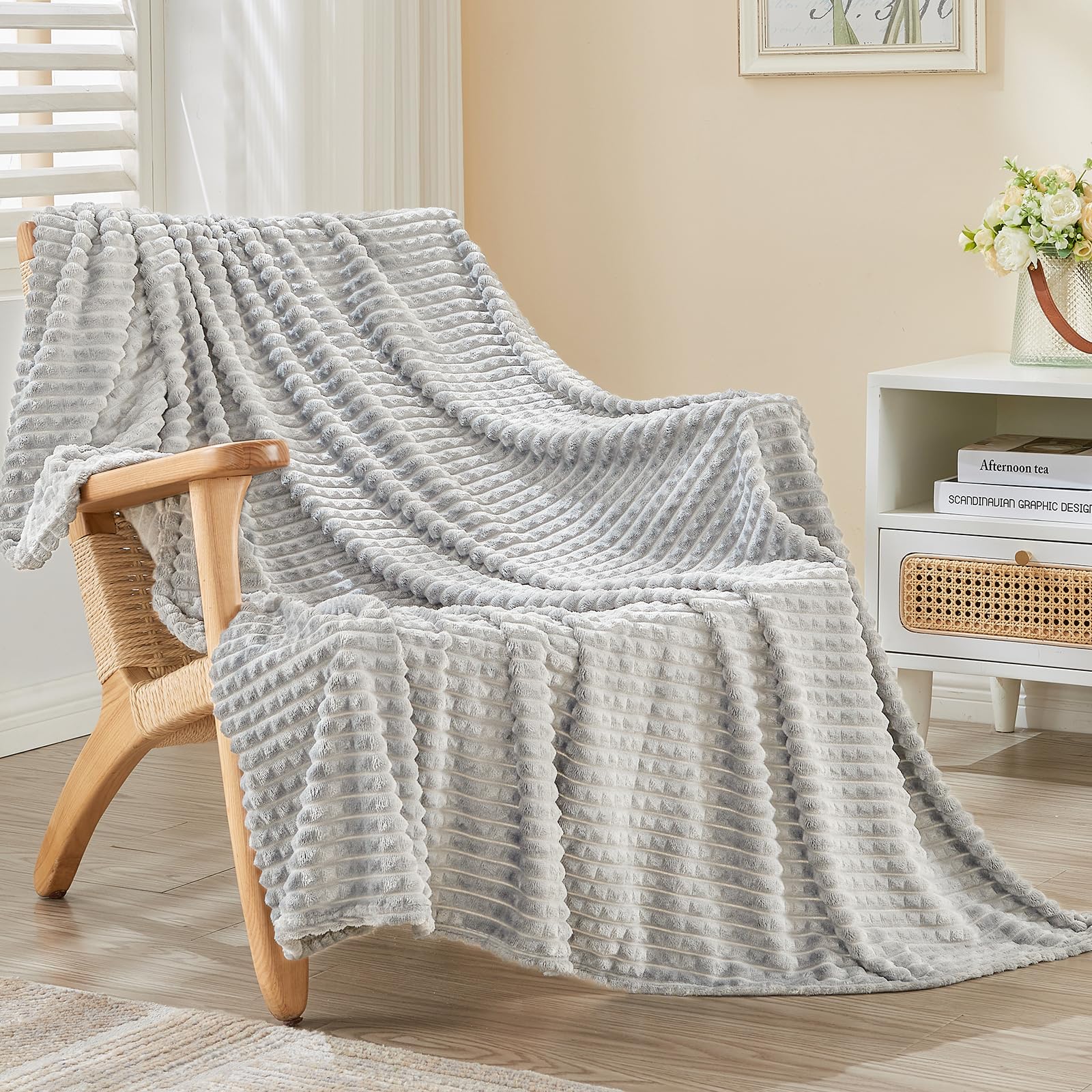 EMME Fleece Throw Blanket for Sofa, Soft, Fluffy, 150 x 200cm, 3D Touch Experience, Warm Cozy Throw, Versatile Single Flannel Blanket for Bed, Couch, Sofa, Armchairs, Light Grey