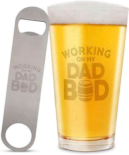 Amazon Working On My Dad Bod ビールパイントガラス栓抜きギフトセット 父の日や誕生日に 面白いビール飲料 バーアクセサリー バンドルキット 子供 娘 息子 Treasure Trades 栓抜き 通販