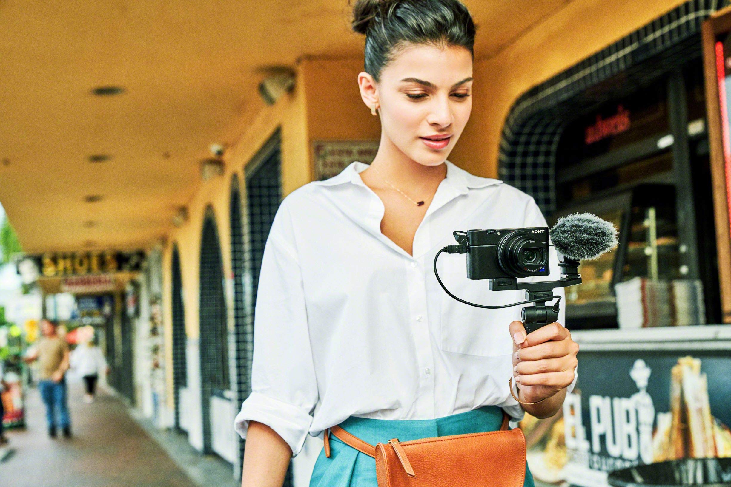 Sony RX100 VII Premium Compact Camera with 1.0-type stacked CMOS sensor (DSCRX100M7)