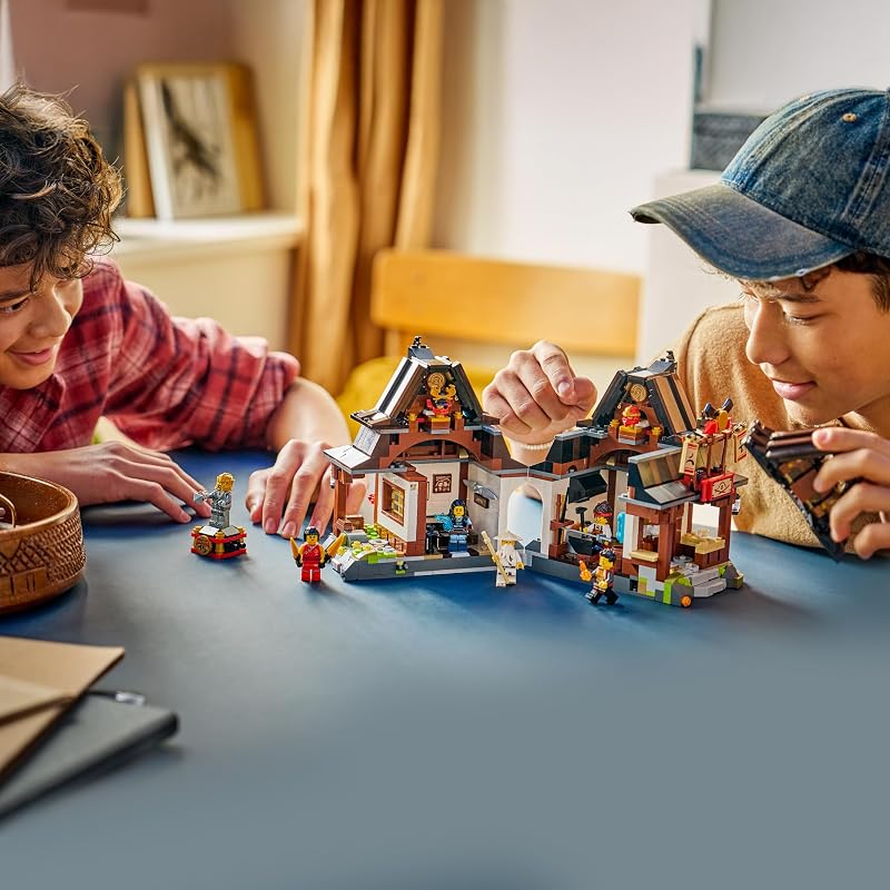 NINJAGO 15-jähriges Jubiläum: Vier-Waffen-Schmiede - Ninja Haus Spielzeug mit sammelbarer Minifigur und Sammelkarten - Nostalgisches Geschenk für Jungen ab 14 Jahren und Erwachsene Fans - 71858 — Foto 8 von 8
