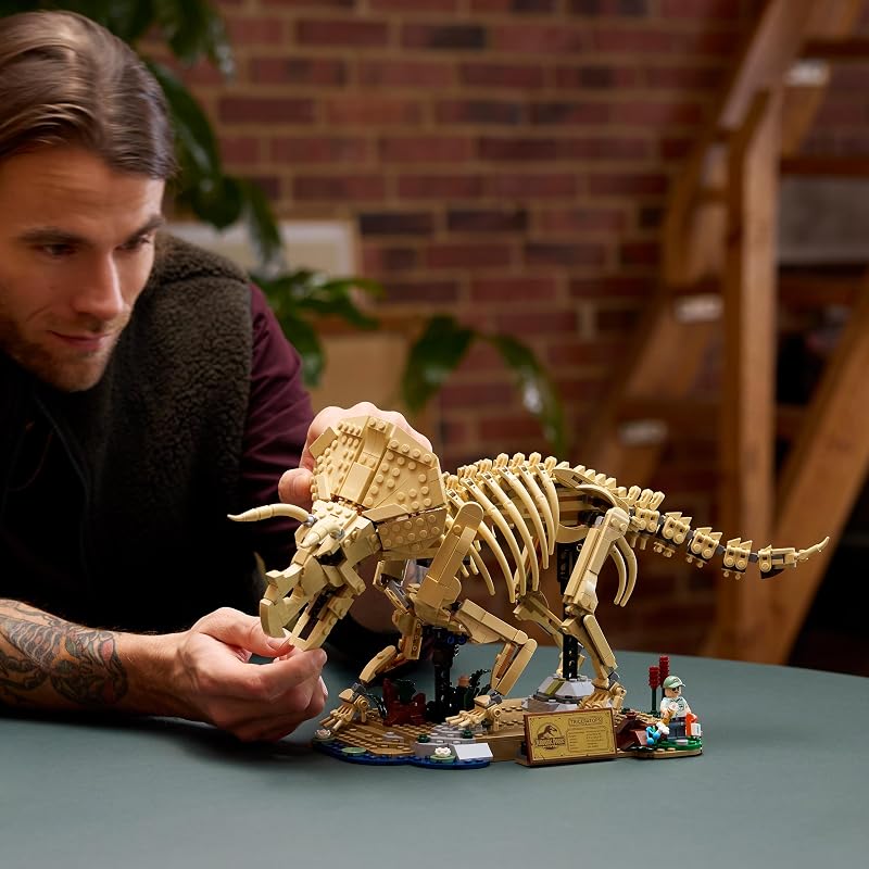 Jurassic World Dinosaurier-Fossilien: Triceratops - Modellbau für Erwachsene mit der Minifigur Dr. Gerry Harding - DIY Deko fürs Regal - Geschenkidee für Jurassic Park Fans - 77985