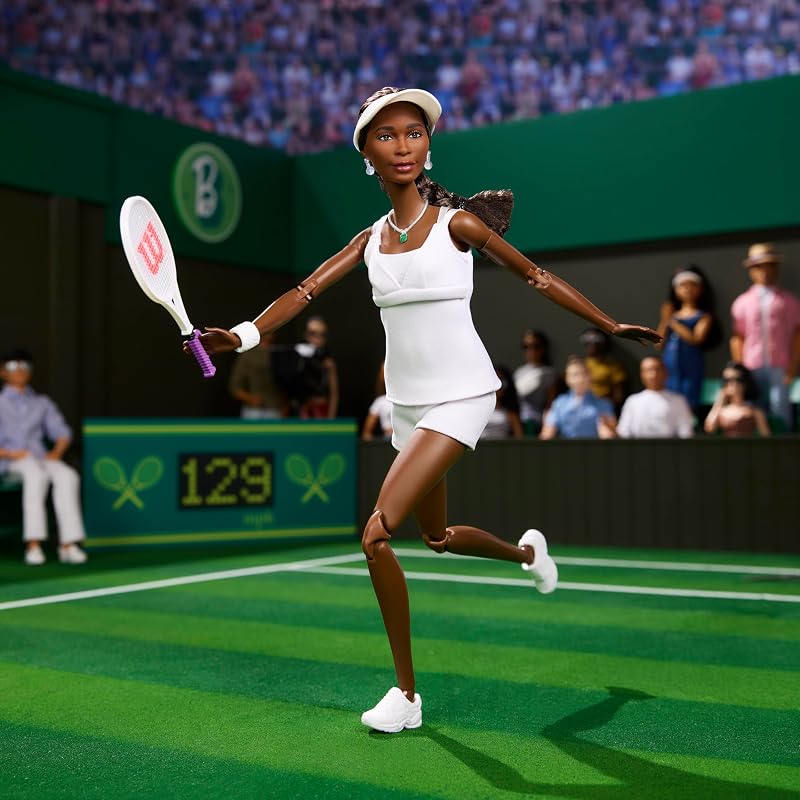 Colección Inspiring Women Venus Williams Muñeca de Moda con equipación de Tenis característica y Raqueta, Incluye Embalaje para exposición, HRM49