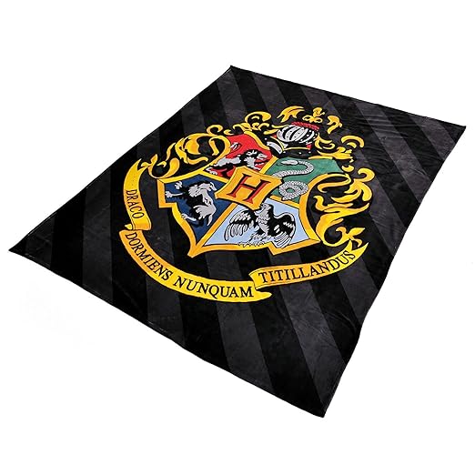 title=Harry Potter- Coperta in ratina stemma Hogwarts 200 x 220 cm Elbenwald nero e