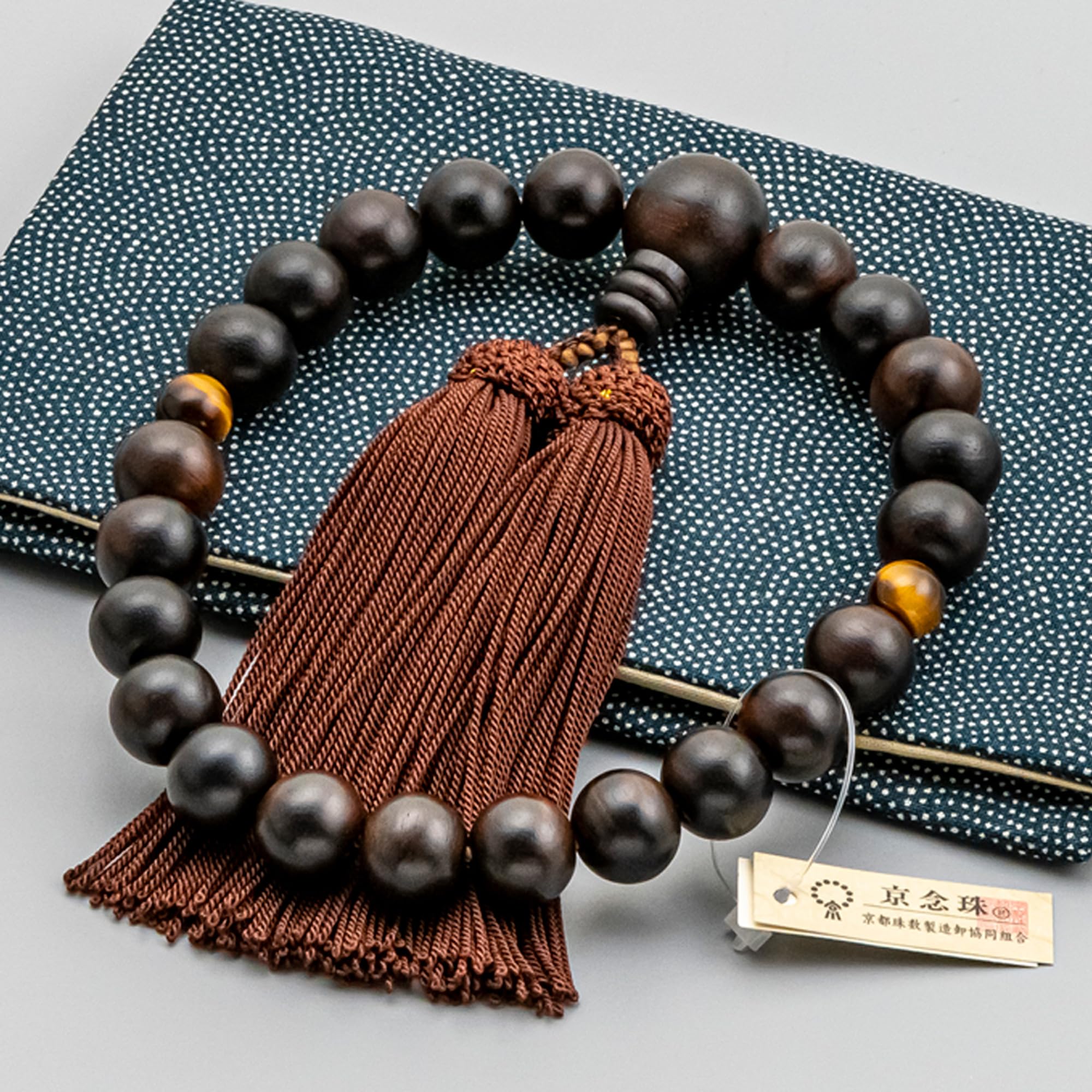 WEB限定 【お仏壇のはせがわ】数珠 数珠袋付 葬儀用 法事用 日本製 じゅず すべての宗派で使用可能 男性用 縞黒檀 天虎目 正絹 念珠袋付 の商品画像