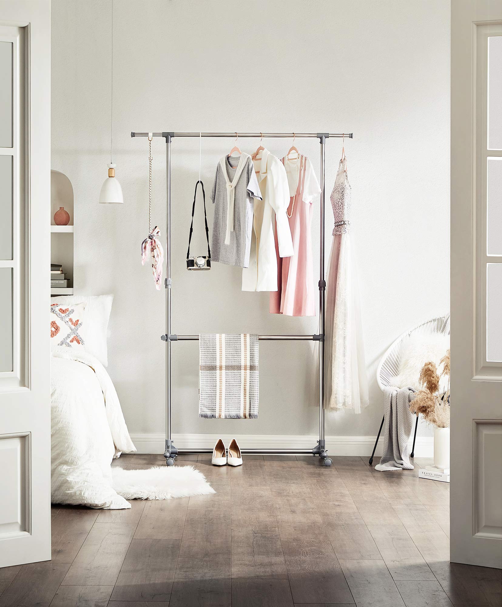 SONGMICS Kleiderständer Garderobenständer mit Rollen Höhenverstellbar von 113 bis 198 cm, Edelstahl plattierte Rohre, LLR401 2