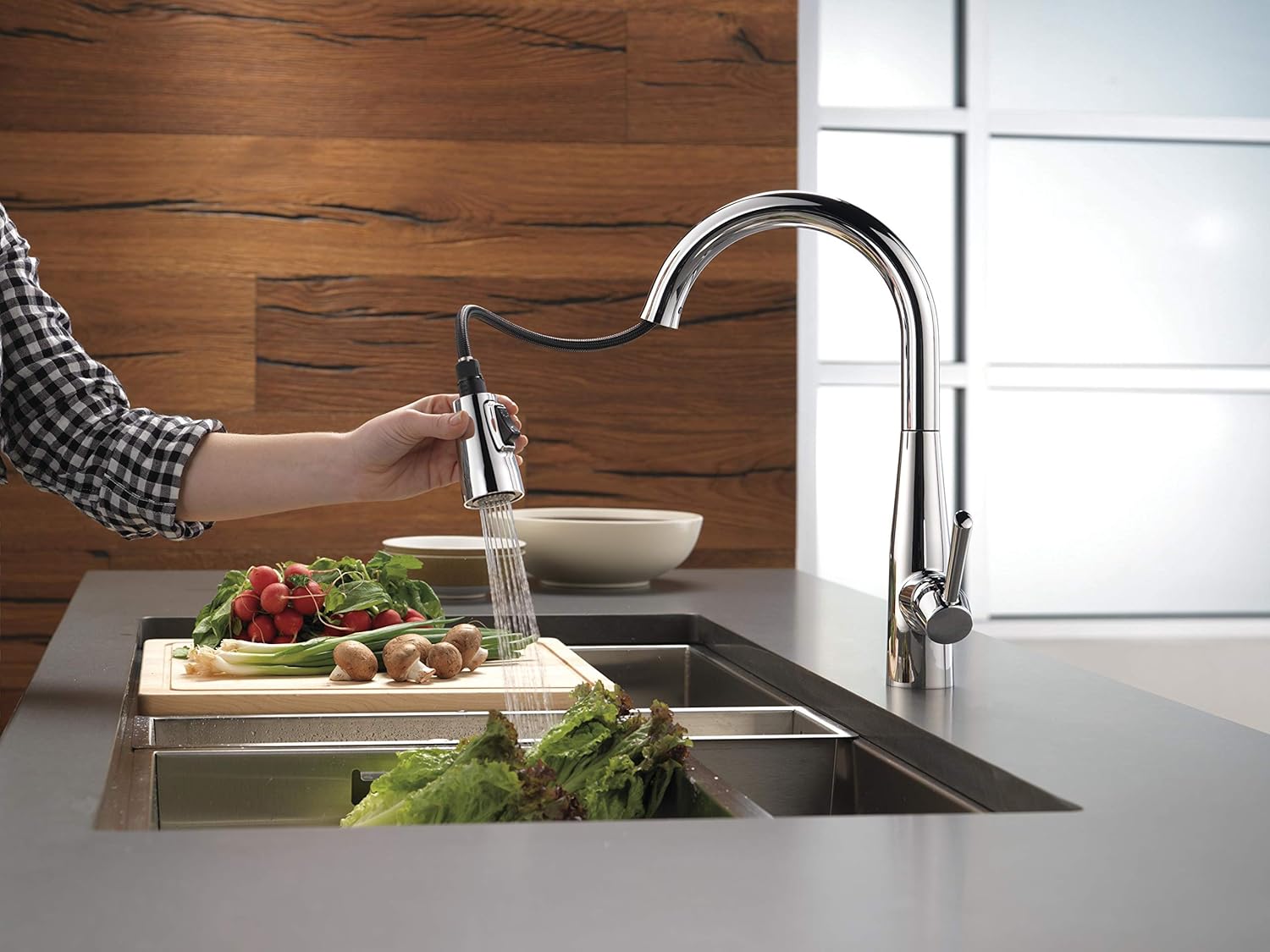 Delta Faucet Essa Single-Handle Kitchen Sink Faucet with Pull Down Sprayer and Magnetic Docking Spray Head, Chrome 9113-DST - - 