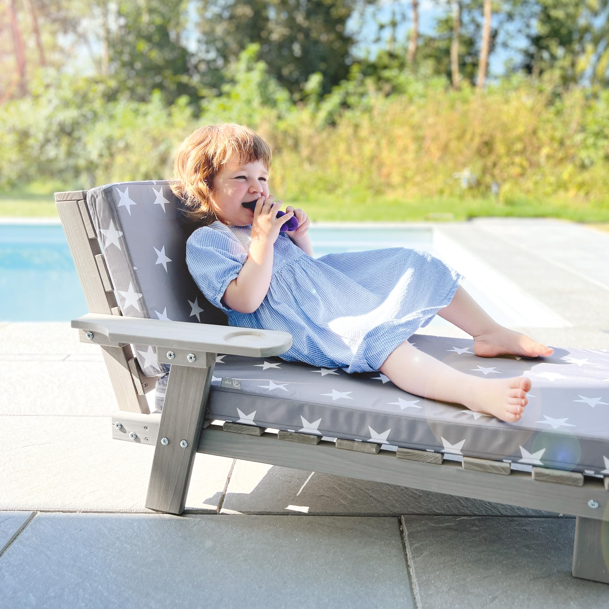 roba Gartenliege für Kinder - Sonnenliege aus Holz mit Getränkehalter - Geeignet für Kleinkinder ab 18 Monaten - Inklusive Polster im Little Stars Design - Wetterfest - Grau 2