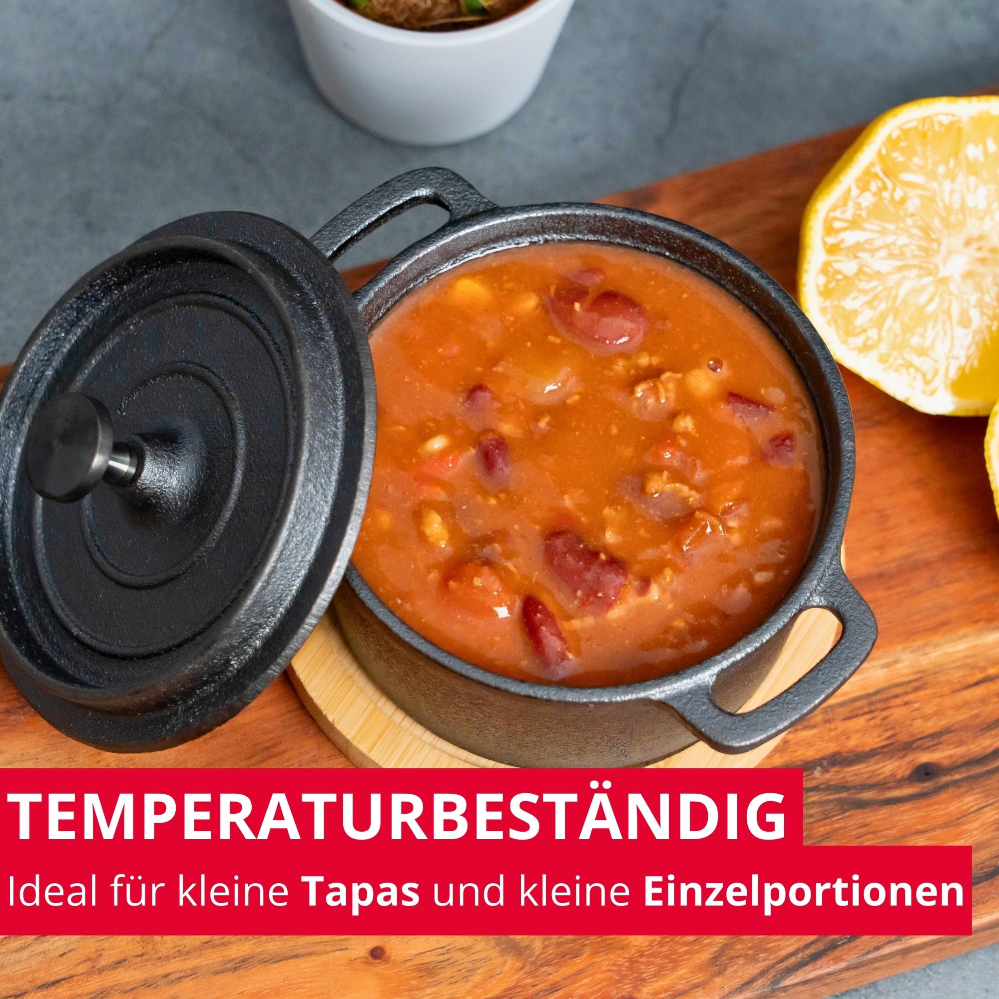 Westmark Gusseiserner Topf Tapas + Friends – kleiner Gusseisentopf mit Deckel, für alle Herdarten geeignet, auch Induktion und Grill, inkl. Bambus-Untersetzer – Eisen, 250 ml 6