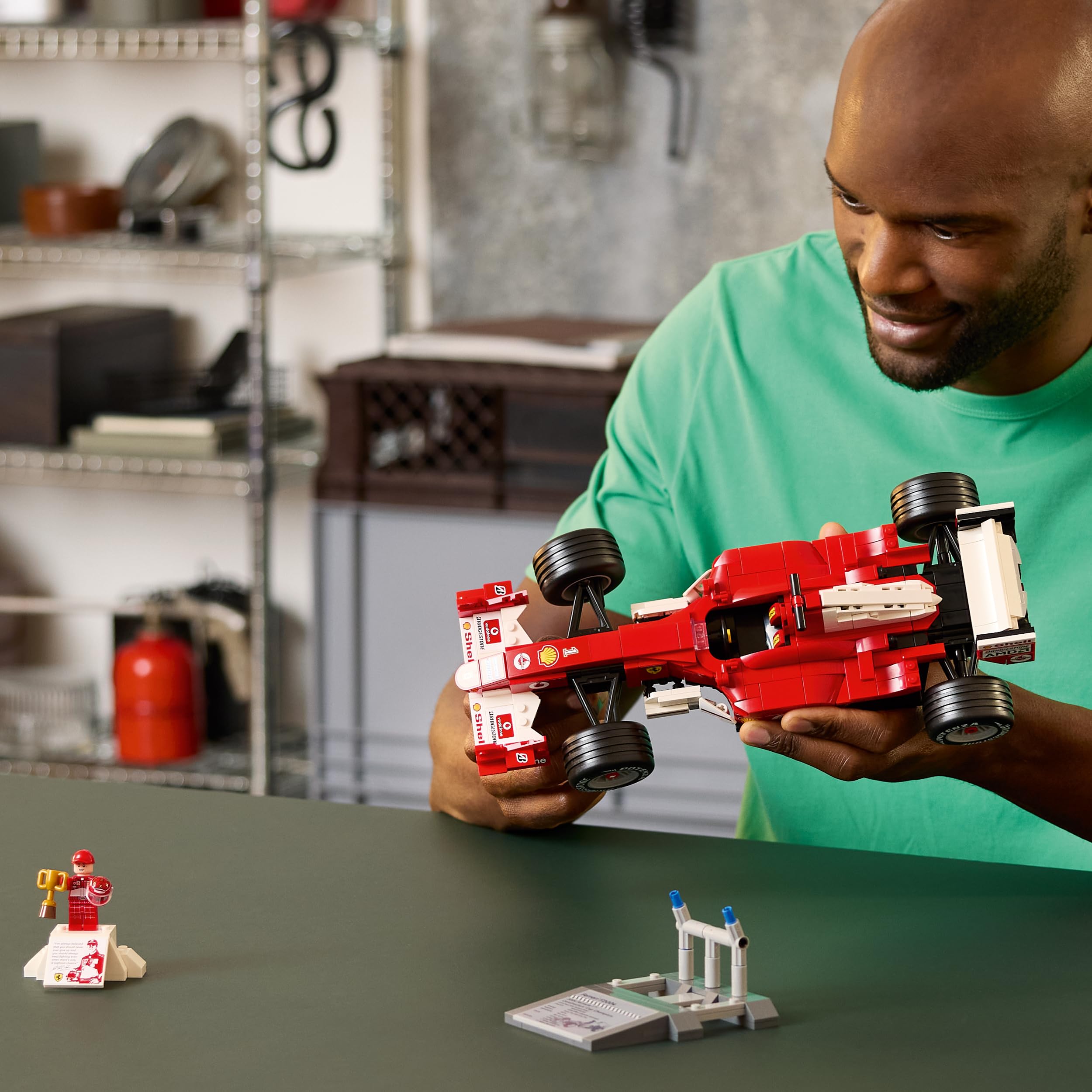 LEGO Icons Ferrari F2004 und Michael Schumacher - F1 Rennwagen Modellbau für Erwachsene - F1 Modellauto Set mit V10-Motor & sammelbarer Fahrer Minifigur - Formel 1 Geschenk zum Vatertag - 11375 7