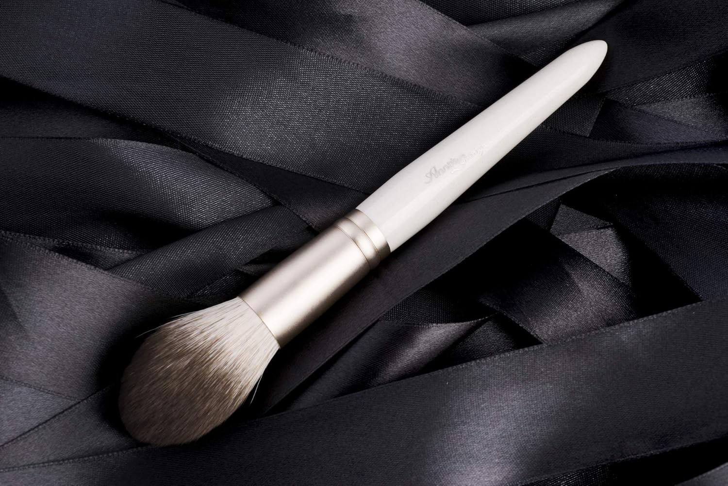 Anne&rsquo;s Giverny Face Powder Foundation and Blush Kabuki Bronzer Makeup Brush Synthetic Tapered for Blending and Highlighting Cheeks