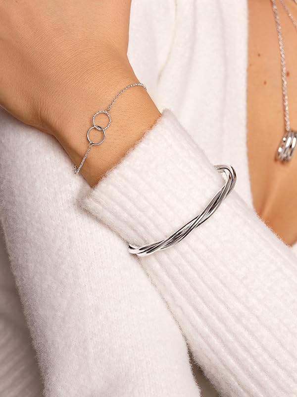 - Circles Twist Bracelet - Latão com acabamento banhado a ródio. Tamanho único para todos. Comprimento da corrente 19 cm. Joalharia Feminina