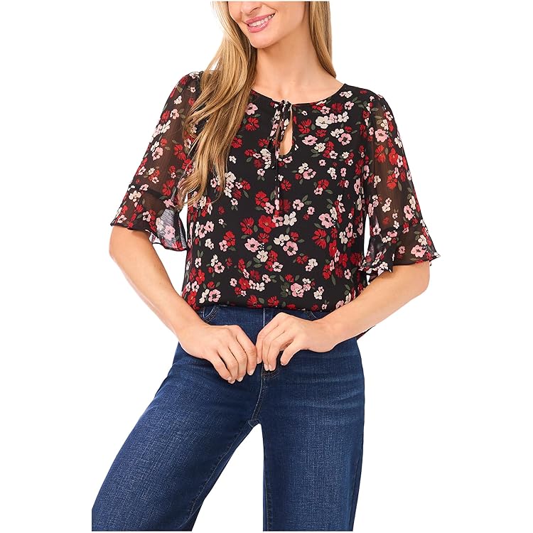 (取寄) シーシー レディース スプリット タイ ネック ラッフル カフ トップ CeCe women Split Tie Neck Ruffle Cuff Top Rich Black 1 CeCe, Women's, Ruffle Cuff Crew Neck Blouse, Bright Rose, Small at