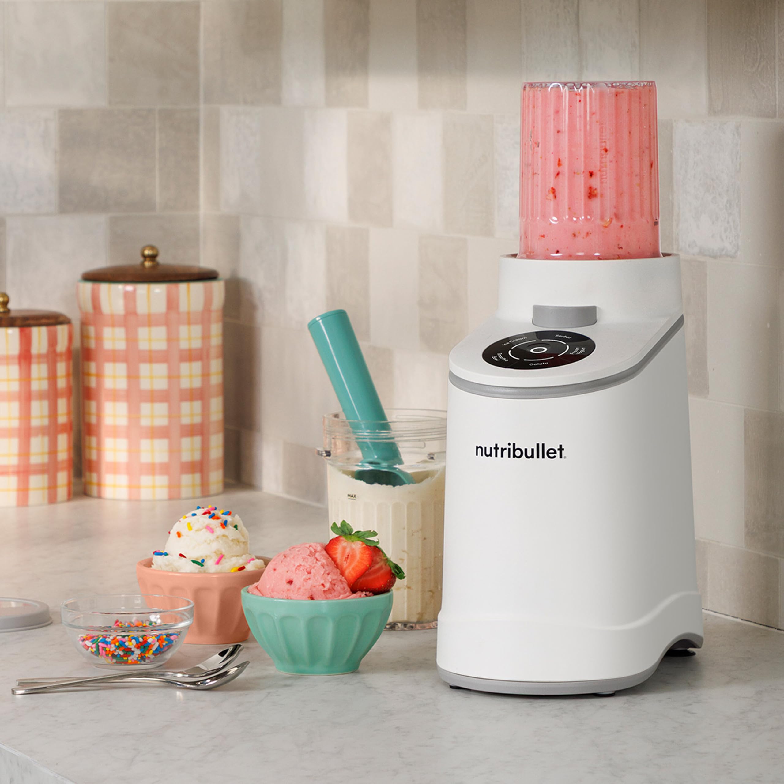 nutribullet Chill – Eismaschine für leckeres Eis, Gelato, Sorbet, Smoothie Bowl und Frozen Yogurt, 5 Automatikprogramme, Eiscreme Maschine, 3 Behälter mit Deckel, ideal für Familien, Weiß (NBD0503W) 2