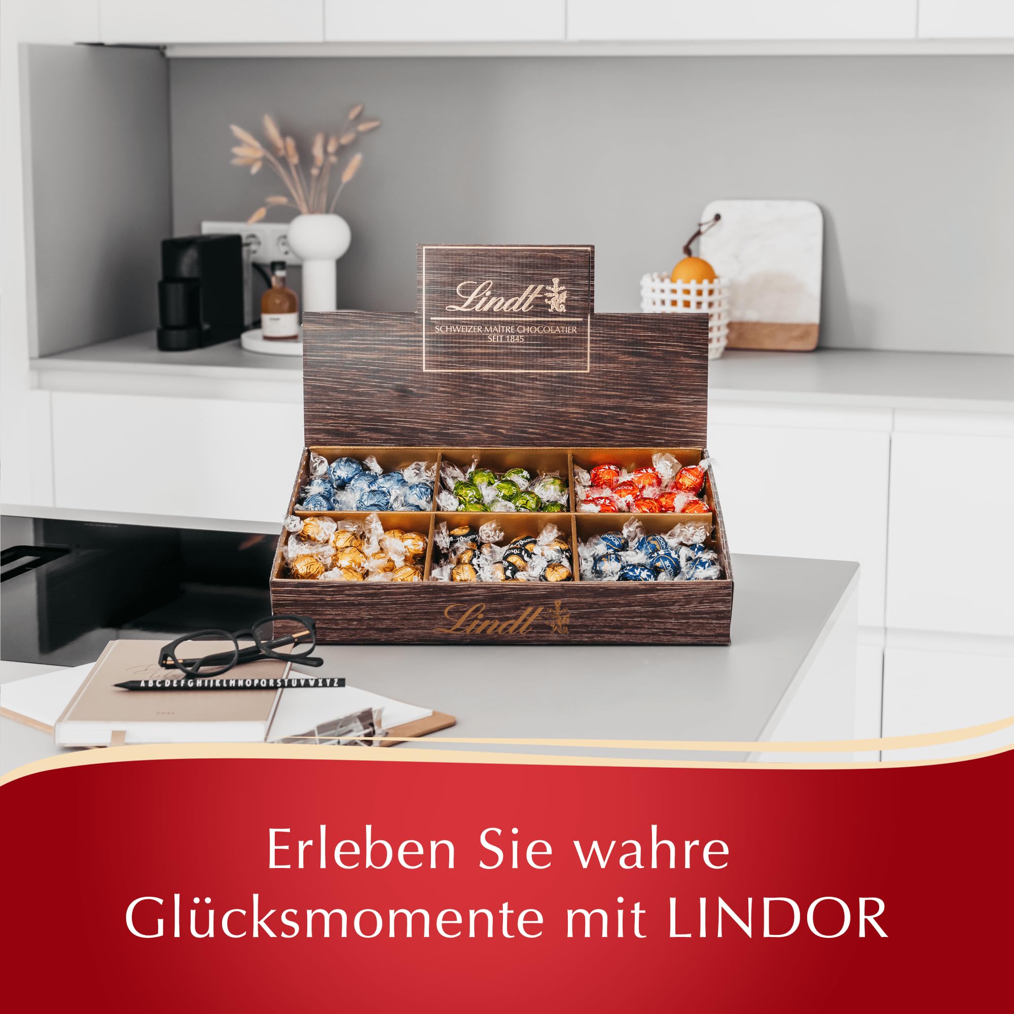 Lindt Schokolade LINDOR Thekendisplay | 1718 g | Ca. 138 Kugeln in den Sorten Milch, Dark 70%, Feinherb, Stracciatella, Weiß, Pistazie | Pralinengeschenk | Schokoladengeschenk | Großpackung 4