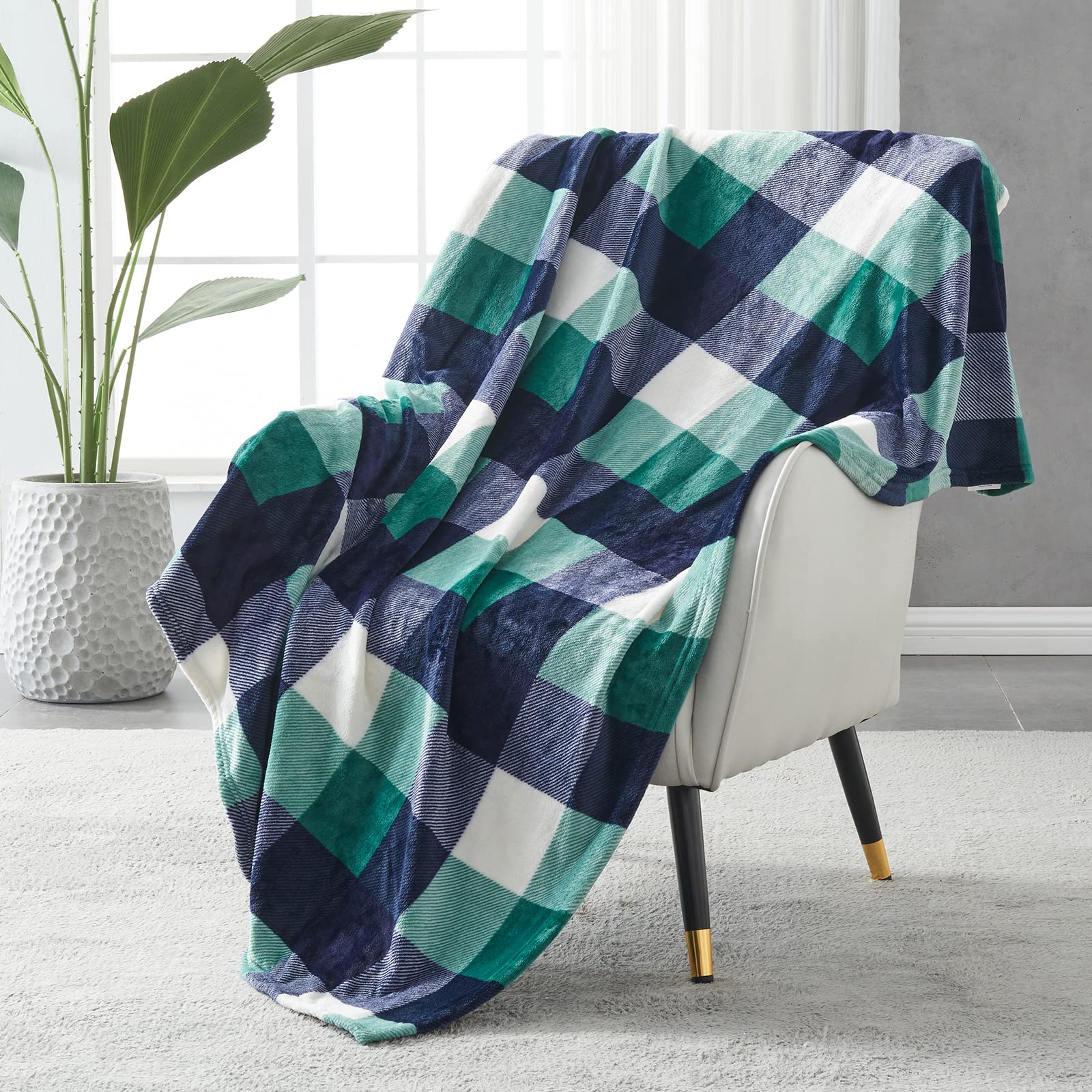 SOCHOW Flannel Fleece Blanket 127cm×150cm, All Season Plaid Green/White Blanket for Bed, Couch,Car — image 1