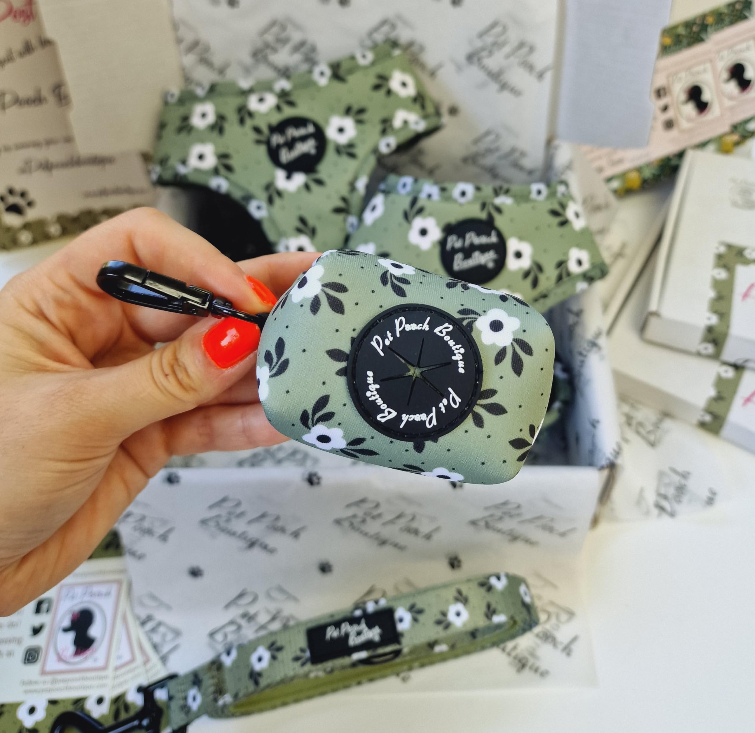 Pet Pooch Boutique GREEN MEADOW DAISY POO BAG HOLDER