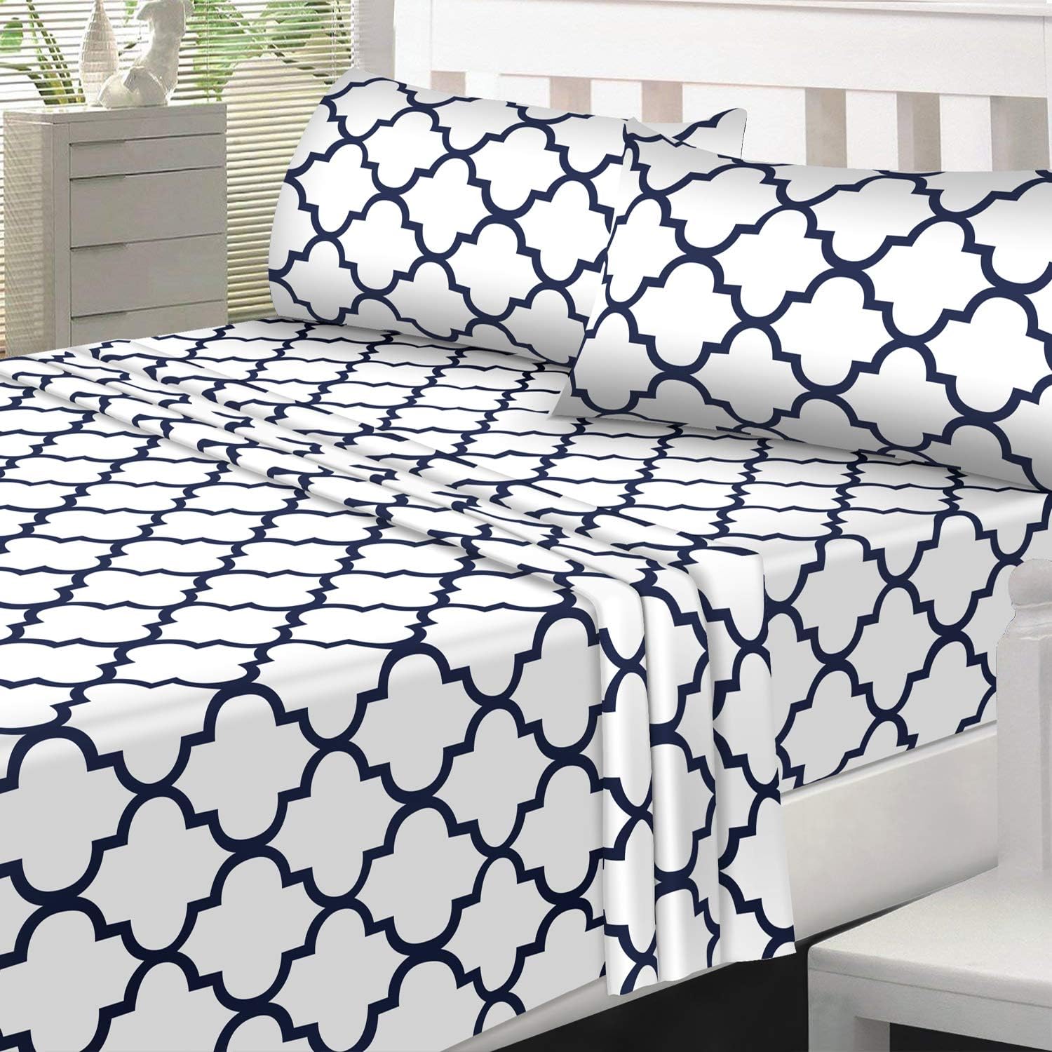 Utopia Bedding Printed Queen Sheet Set - 1 Fitted Sheet, 1 Flat Sheet and 2 Pillowcases - Soft Brushed Microfiber Fabric - Shrinkage and Fade Resistant (Queen, White Quatrefoil with Navy Pattern): Kitchen & Dining