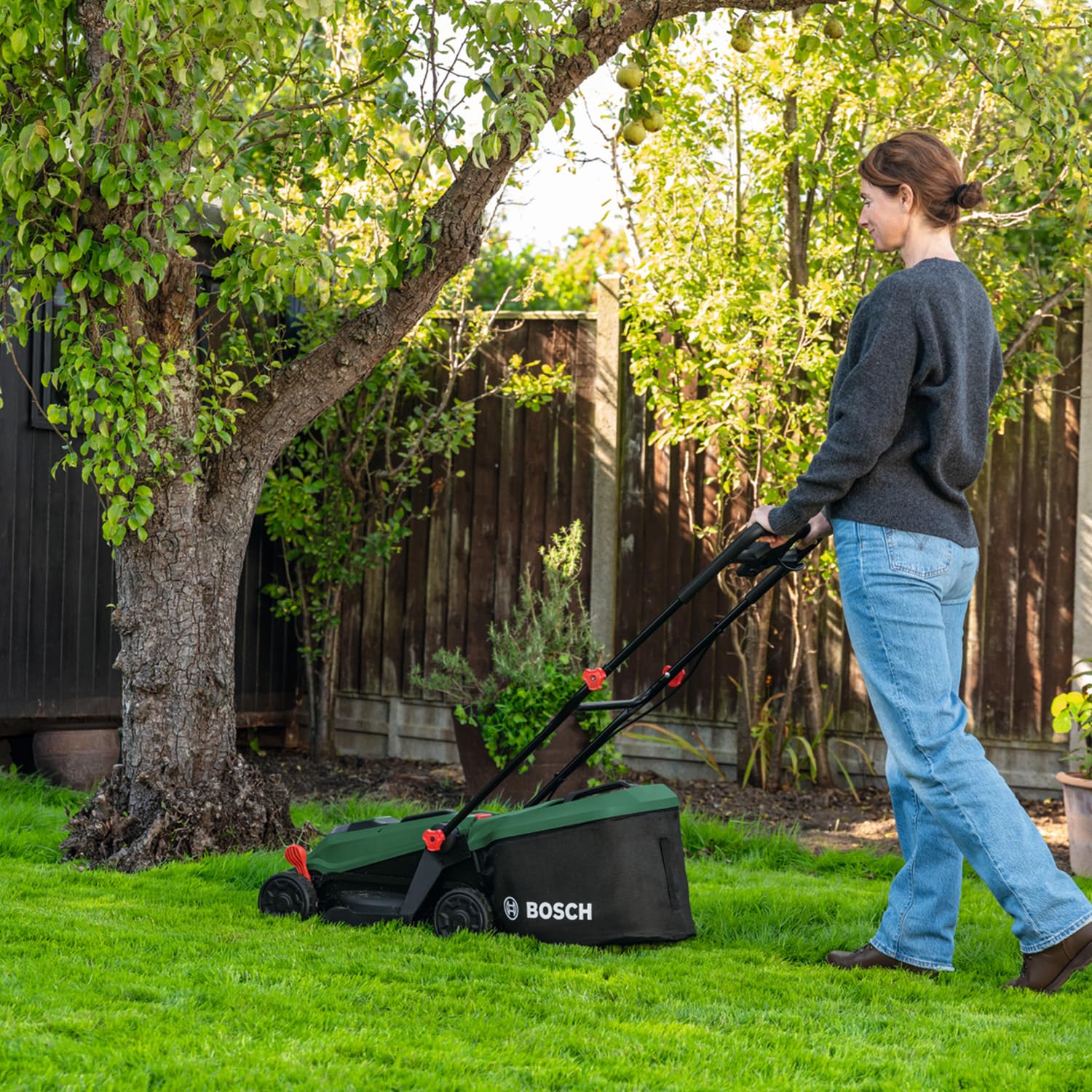 Bosch Akku-Rasenmäher ROTAK18V-34 (Schnittbreite: 34 cm, Schnitthöhe: 25-65 mm, 35 l Stoff-Grasfangkorb, Mulchstopfen, inkl. Akku und Ladegerät) 7