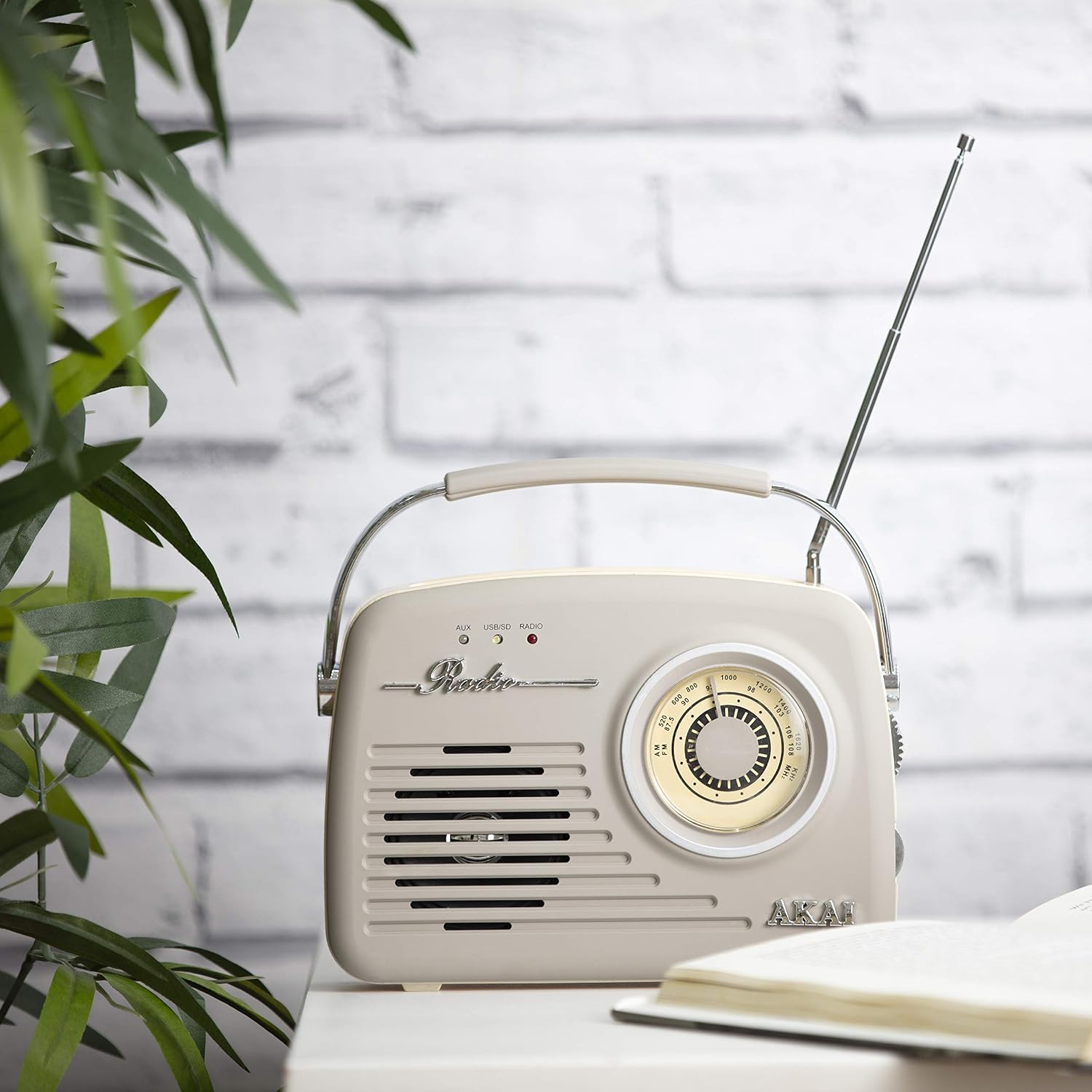 Akai A60014VT Vintage Radio with AM and FM Radio Functions, Built-in USB, Crystal Clear 5 W Mono Speaker, 220 V/50 Hz - Image 5