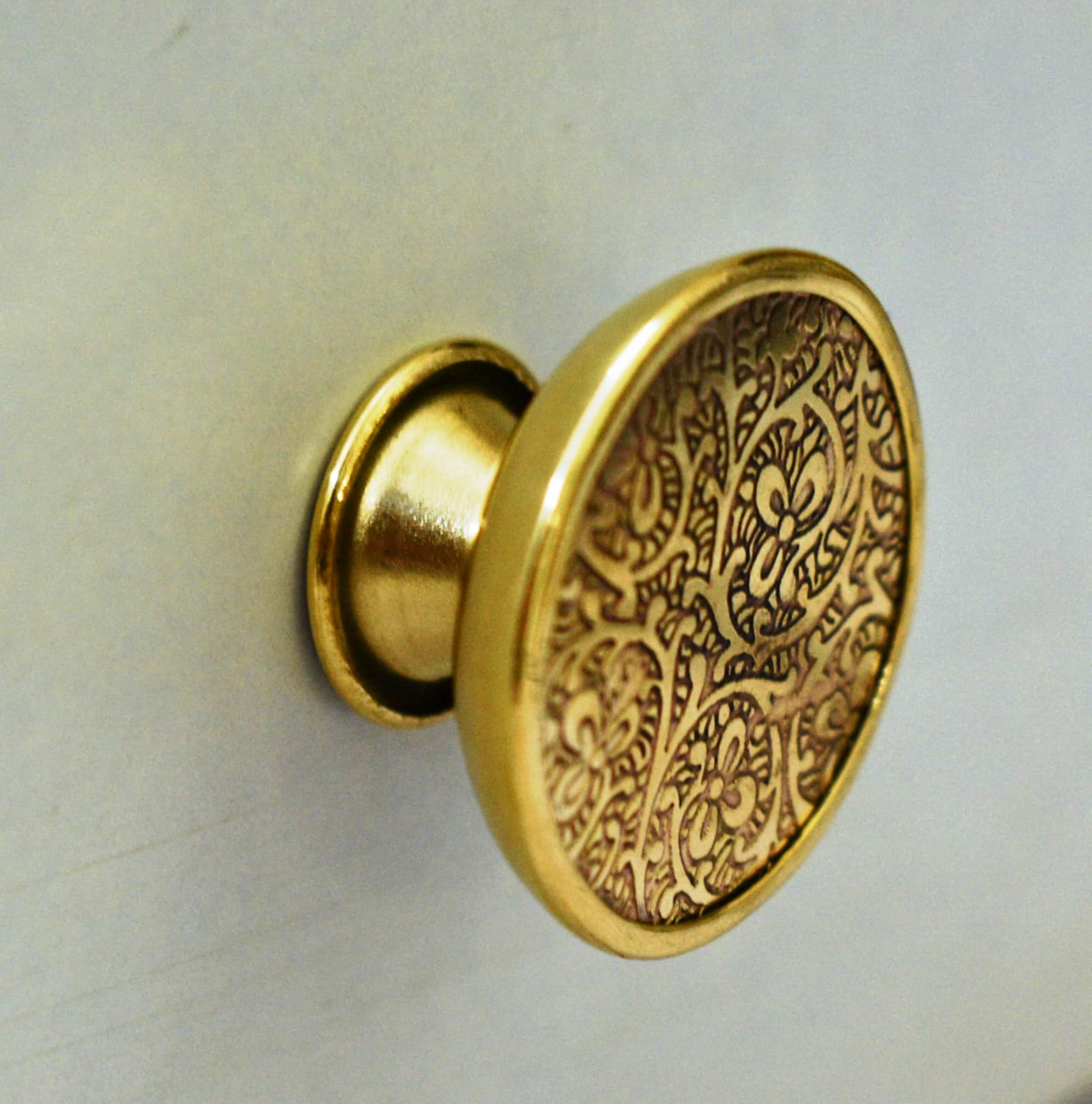 ARTISNO Round Brass Drawer Knobs-Dresser Door Knobs/Pull and Push Handle for Cupboards, Wardrobes & Kitchen Cabinets/Set of 6