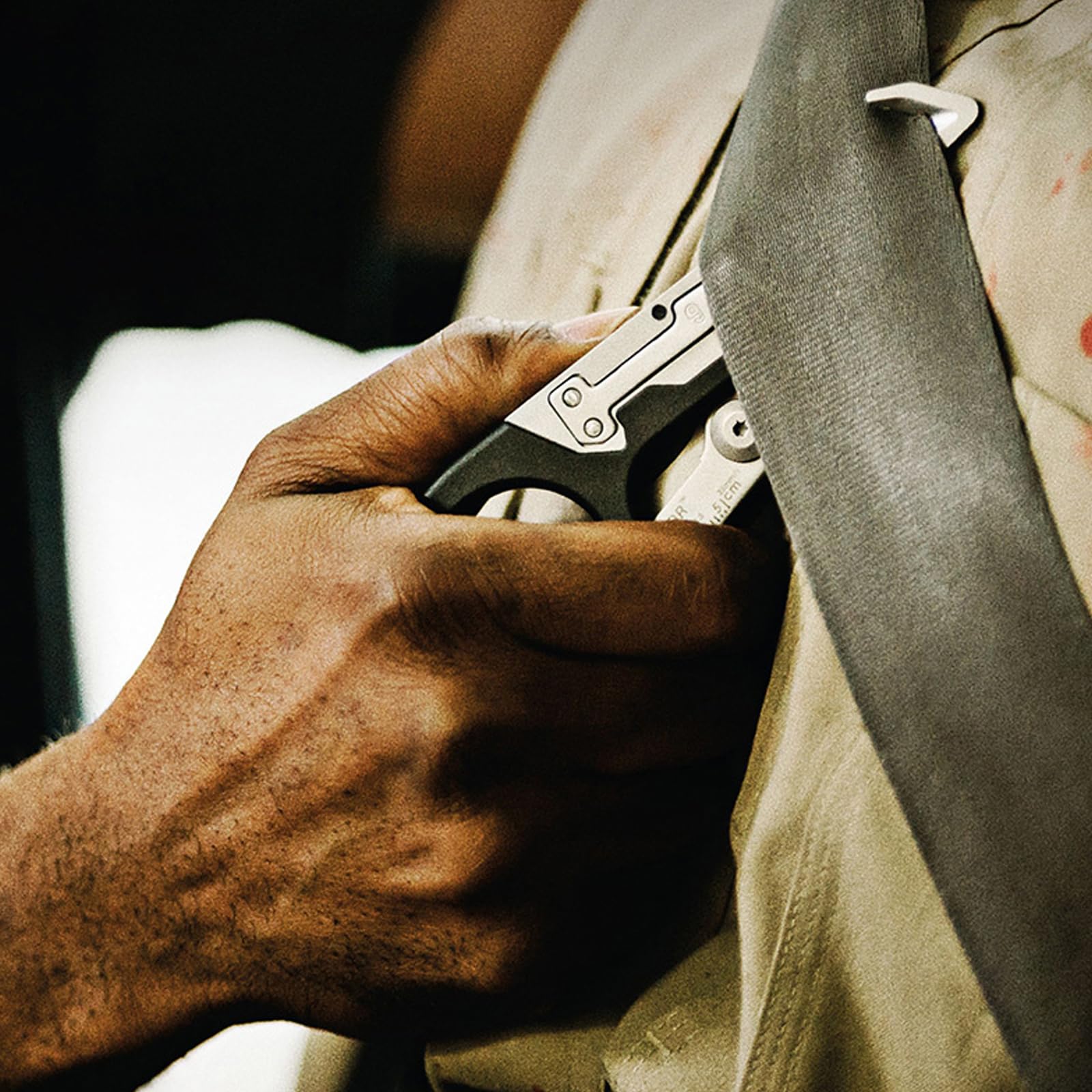 Trauma Schere Multitool Rettungsschere mit 6 Praktischen Funktionen Faltbare Scherenzange aus Edelstahl - Ideal für Professionellen Einsatz Im Rettungsdienst Oder Alltägliche Aufgaben 4