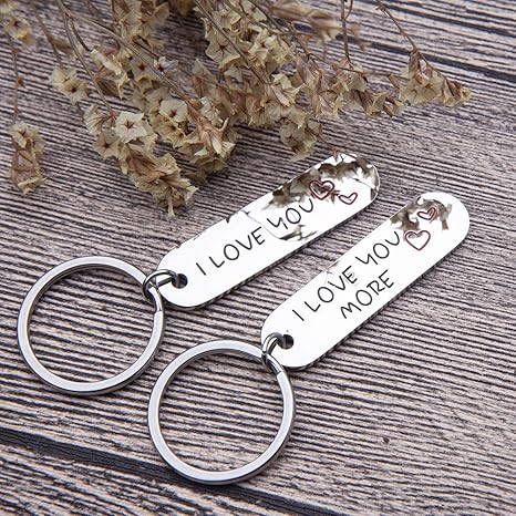 Amazon Co Jp カップルキーホルダーセット 彼のギフト 彼女プレゼント I Love You I Love You More記念日結婚式の贈り物 親友夫婦ギフト バレンタイン妻 奥さんのプレゼント ホーム キッチン