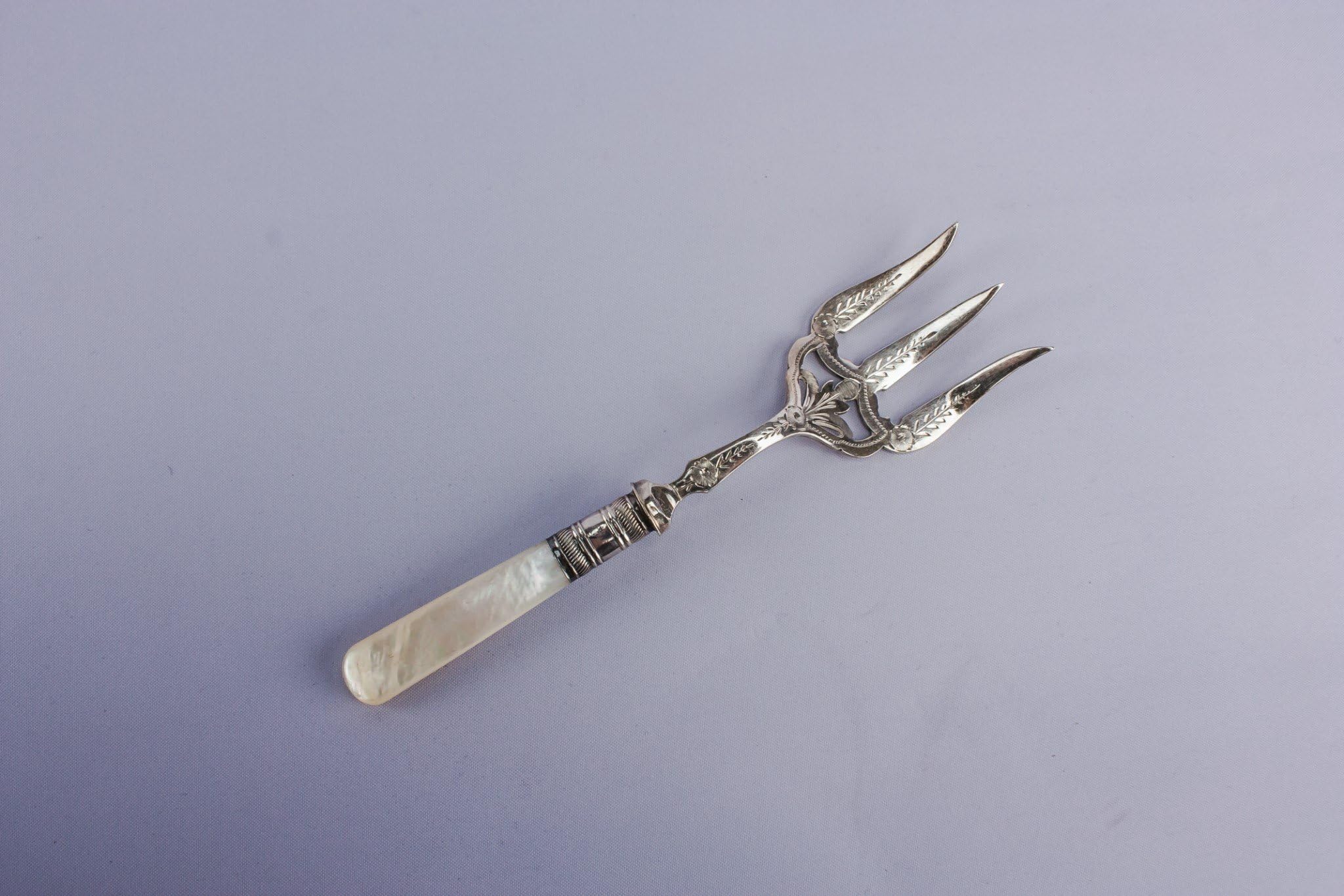 Classical Victorian Floral Silver Plated Metal Cutlery SERVING FORK Medium Mother Of Pearl Unique Kitchen English Antique LS