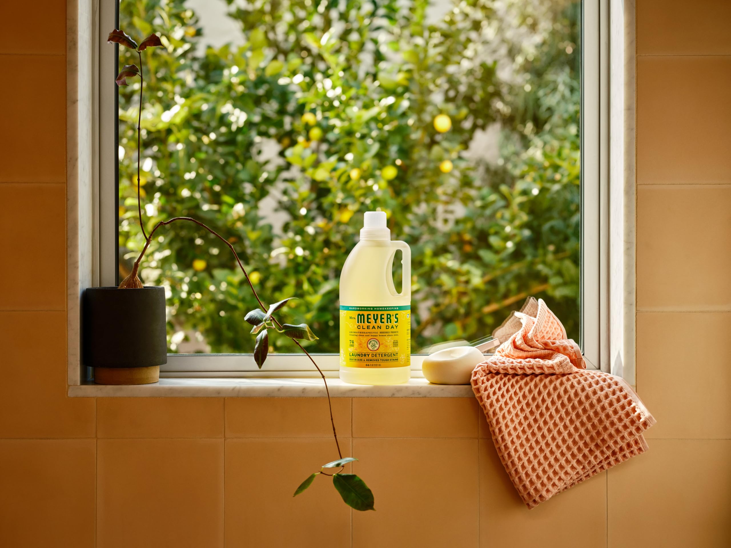 MRS. MEYER'S CLEAN DAY Liquid Fabric Softener, Infused with Essential Oils, Paraben Free, Honeysuckle, 32 oz (32 Loads)