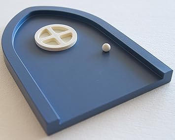 Blaue Wichteltür mit leuchtendem Türfenster - kindersicher und schadstoffrei