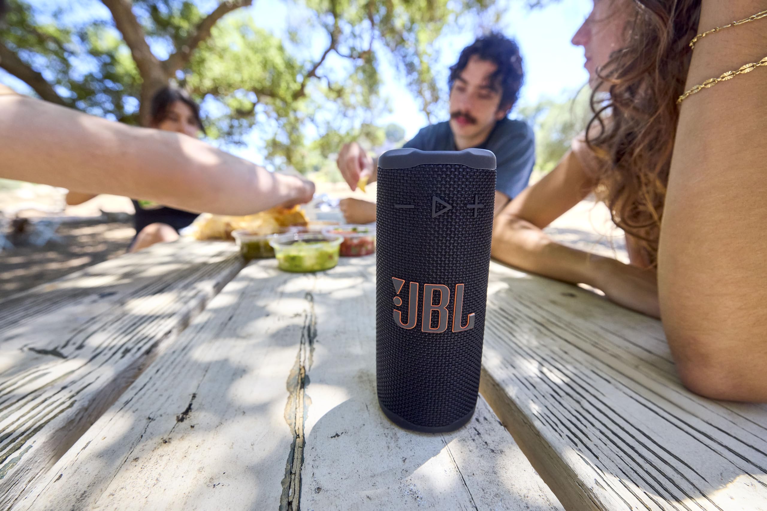 JBL Grip Kompakter Bluetooth Lautsprecher, JBL Pro Sound mit AI Sound Boost, IP68 Wasser- und Staubdicht, Umgebungslicht, Bis zu 14h Wiedergabe, Auracast Multi-Speaker, JBL Portable App, Schwarz 6