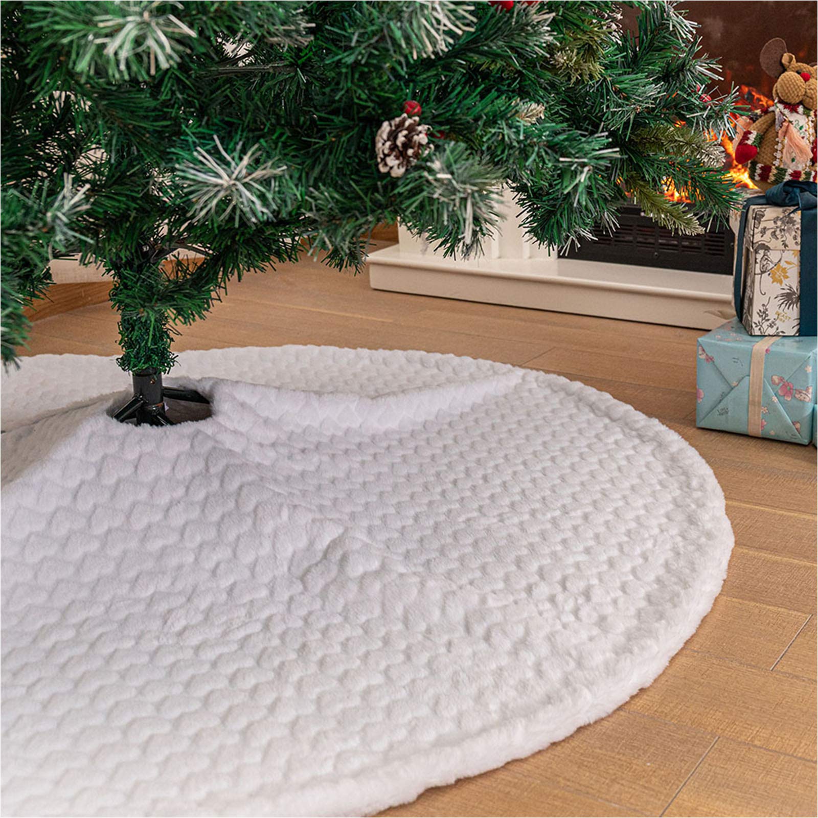 Deggodech Snow Fur Christmas Tree Skirt Base Cover 90cm Heart-Shaped White Plush Xmas Tree Skirt Mat for Christmas New Year Party Holiday Home Decorations (Heart, 35inches)