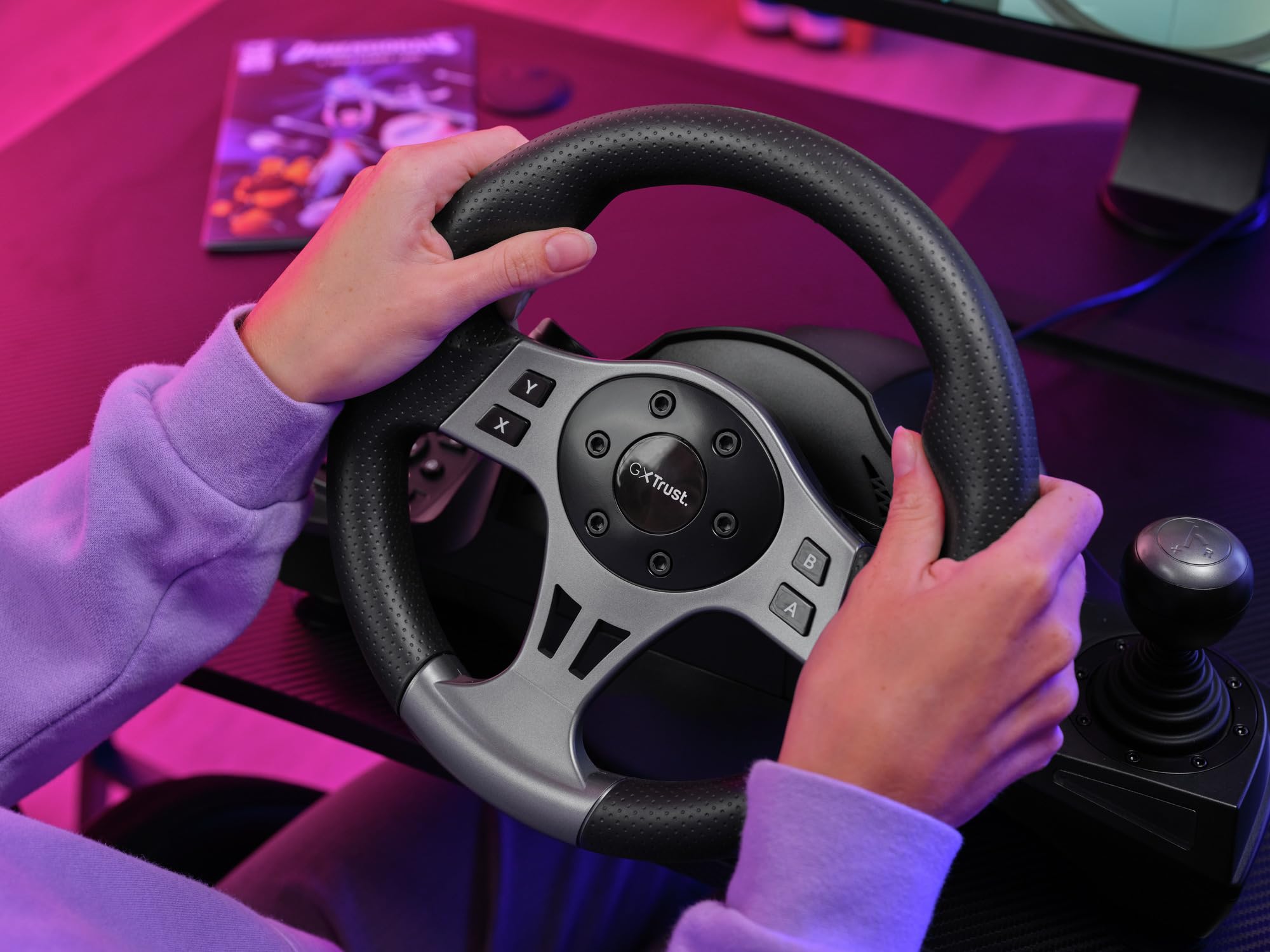 Trust GXT 289 Movi Gaming Lenkrad PC, Xbox Series X/S, PS4, Nintendo Switch, Racing Wheel mit Pedalen, Schaltwippen, Schalthebel, Vibrationsfeedback, Sim Racing Farming Simulator / F1 / Gran Turismo 9