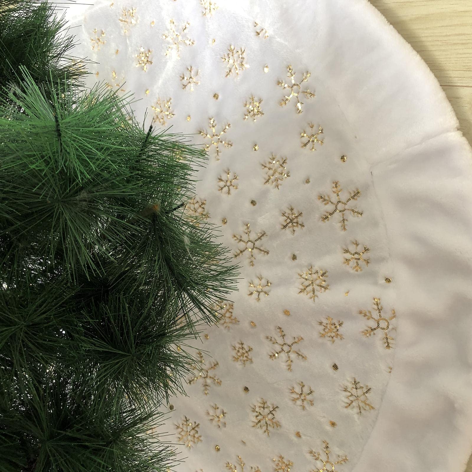 Tenrany Home Pure White Christmas Tree Skirt with Gold Sequin Snowflakes, 48 Inches Plush Xmas Tree Skirts Base Cover with Faux Fur Trim Border for New Year Home Decoration (Gold + White, 48 inches)