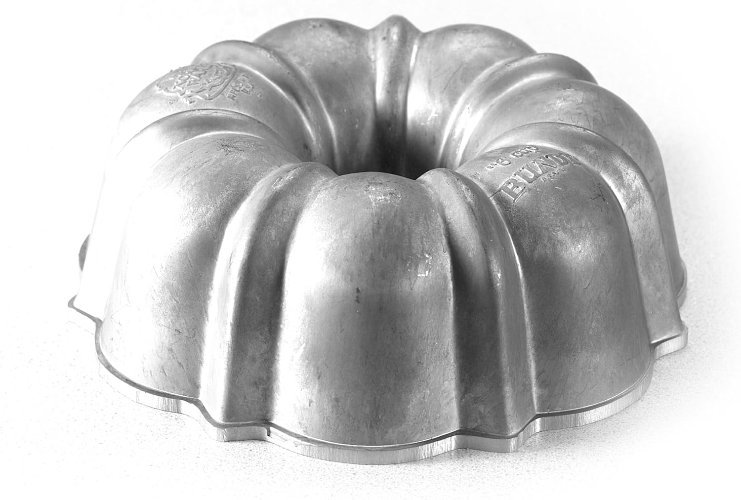 Amazon Com Nordic Ware Commercial Original Bundt Pan With Premium Non Stick Coating 6 Cup Bundt Cake Pans Kitchen Dining