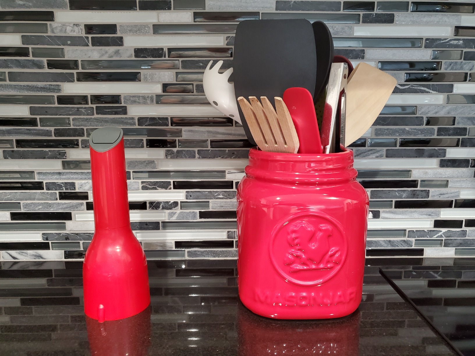 FinaMill – Award Winning Battery Operated Pepper Mill & Spice Grinder in One. Adjustable Coarseness. Ceramic Grinding Elements. One Touch Operation with LED Light. includes 2 Quick-Change ProPlus Pods photo review