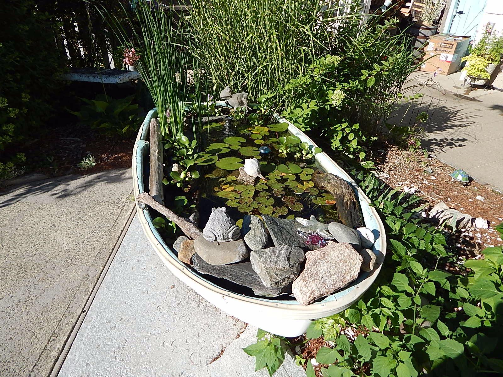 TetraPond Pond Flakes, Complete Nutrition for Smaller Pond Fish, Fish Food for Goldfish and Koi Fish, 6.35 Ounces photo review