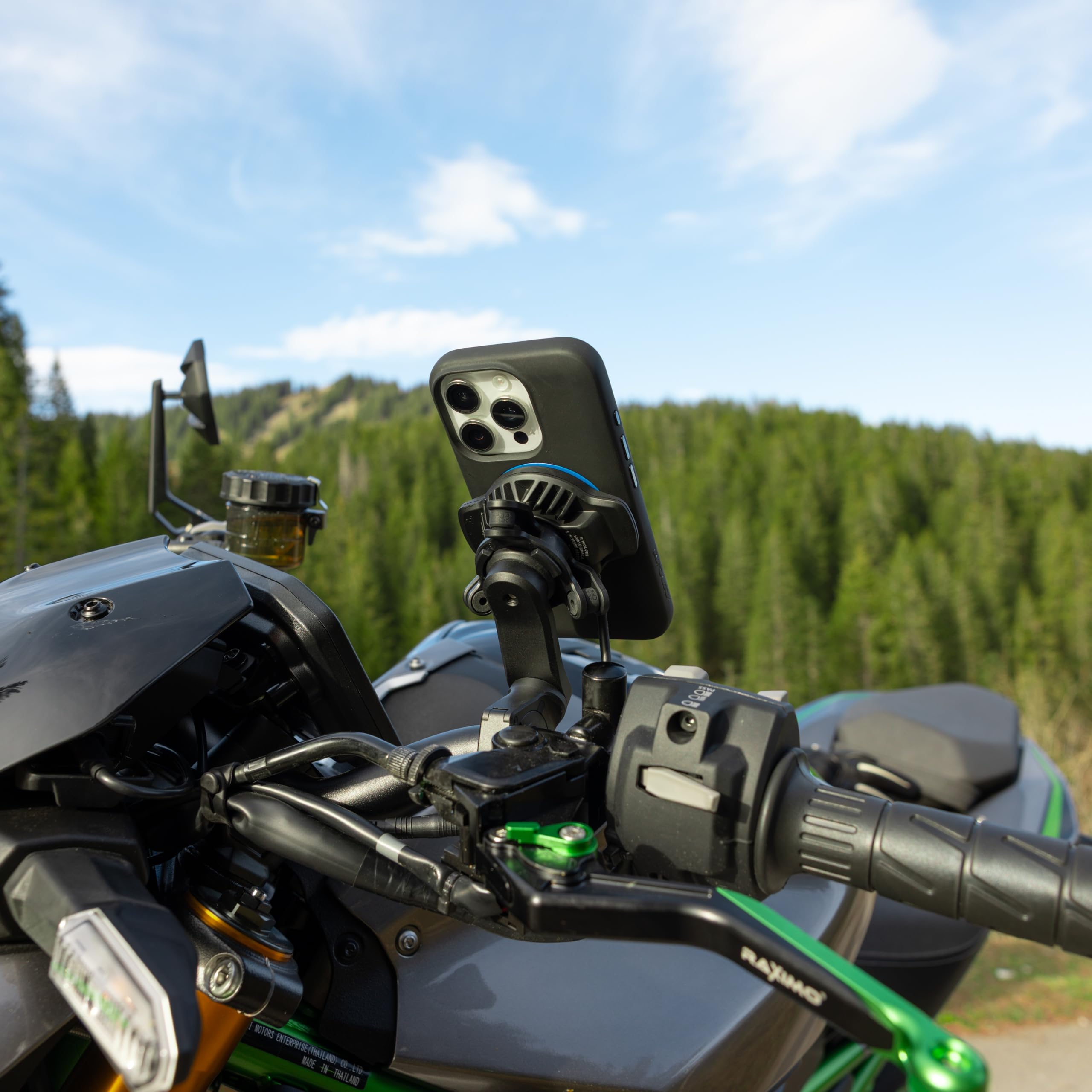 Quad Lock USB Waterproof Wireless Charging Head for Motorcycle and 360 Range