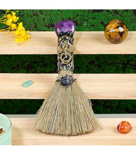 Escoba De Brujas Con Cristal De Amatista – Para Limpieza Energética, Decoración Mágica | Hecha A Mano Con Fibras Naturales