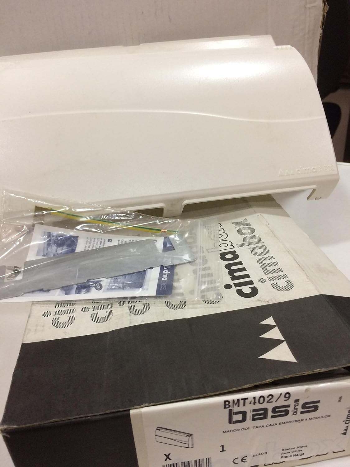 SIMON BMT 402/9 Cima Box Marco con tapa empotrar 4 modulos.: Amazon.es: Bricolaje y herramientas