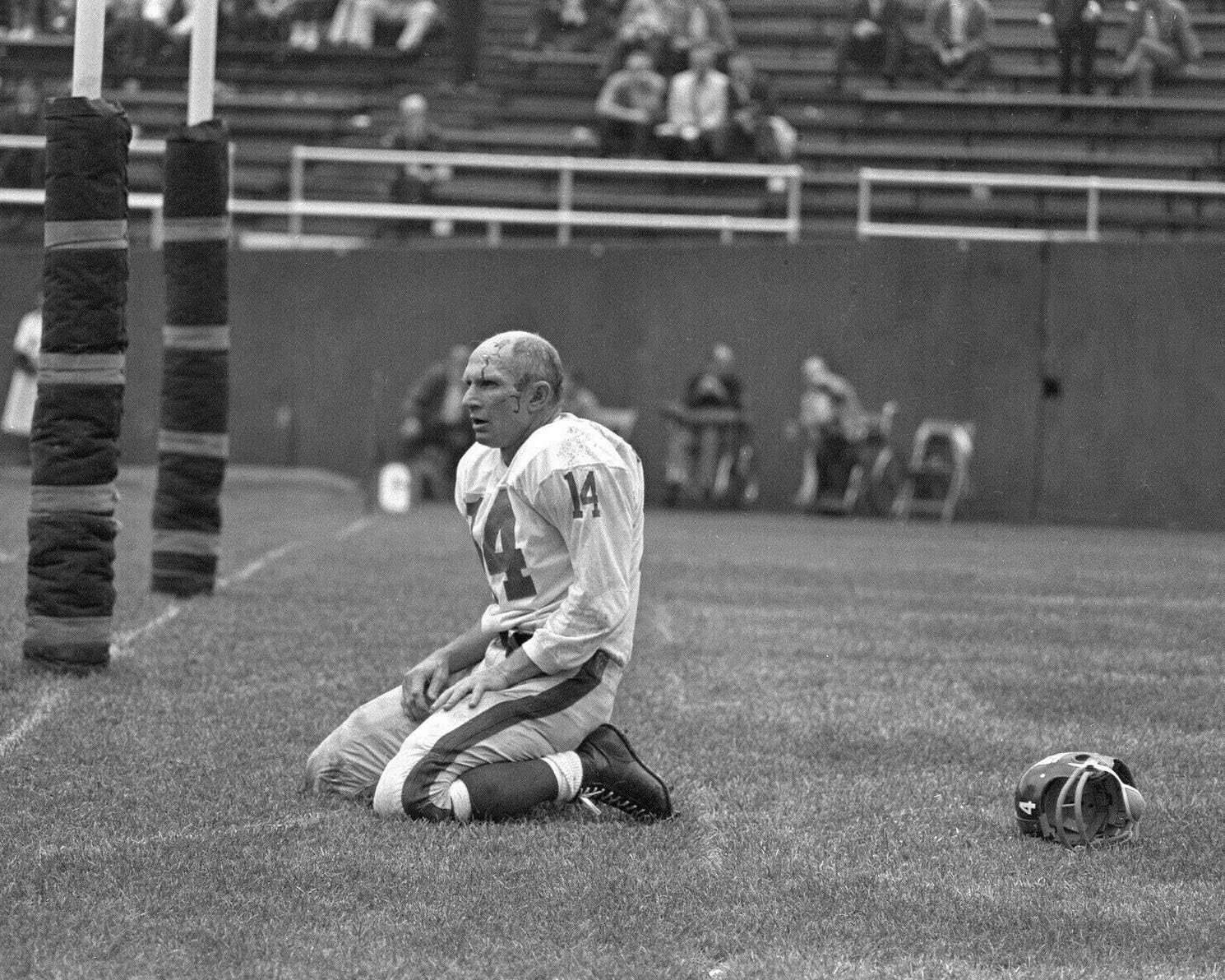 Photographs - Y. A. Tittle - Yelberton Abraham Tittle Jr. 8 x 10 / 8x10 Glossy Photo Picture Image