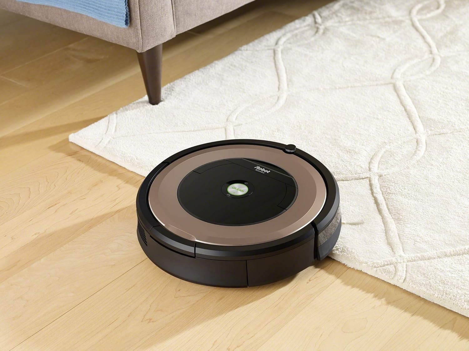 /></figure>
<!-- /wp:image -->

<!-- wp:paragraph -->
<p>La tecnología Dirt Detect encuentra la suciedad en las zonas donde más se acumula y alertan al robot para que las limpie en profundidad. Y la app iRobot Home te permite aspirar y programar el trabajo en cualquier momento y desde cualquier lugar.<br><br>Accede a pautas y consejos de mantenimiento, activa las notificaciones para recibir avisos en tiempo real sobre los trabajos de limpieza y, mucho más, todo desde tu smartphone. Además, Roomba 895 es <strong>compatible con Amazon Alexa</strong>, simplemente di en voz alta que inicie, detenga o programe la limpieza, entre otros.</p>
<!-- /wp:paragraph -->

<!-- wp:heading {