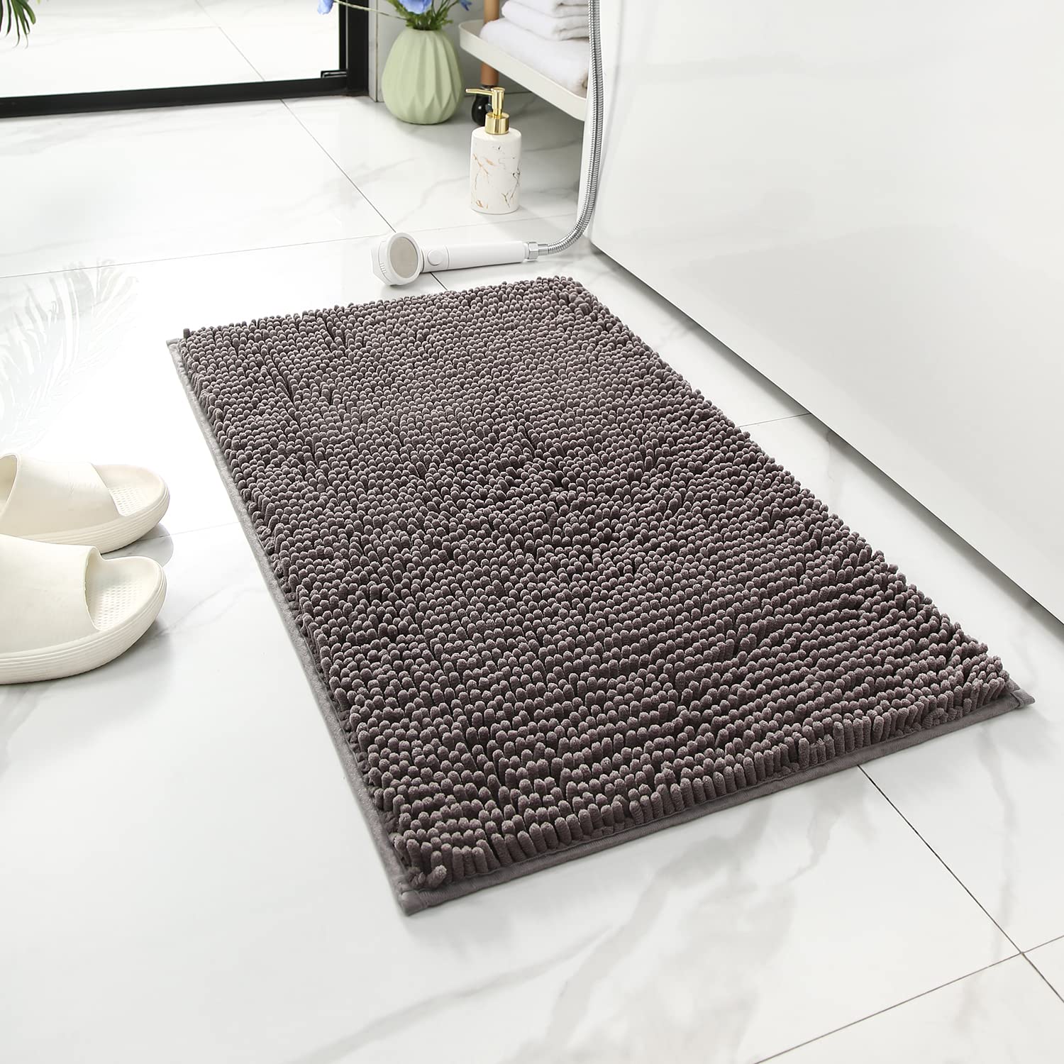 Rainberg Non slip Bathroom Mat,Absorbent and Soft Chenille Bathroom Rug, Machine Washable, Comfortable Floor Mat for Bathtub Toilet Shower Room (40 x 60cm, Grey)