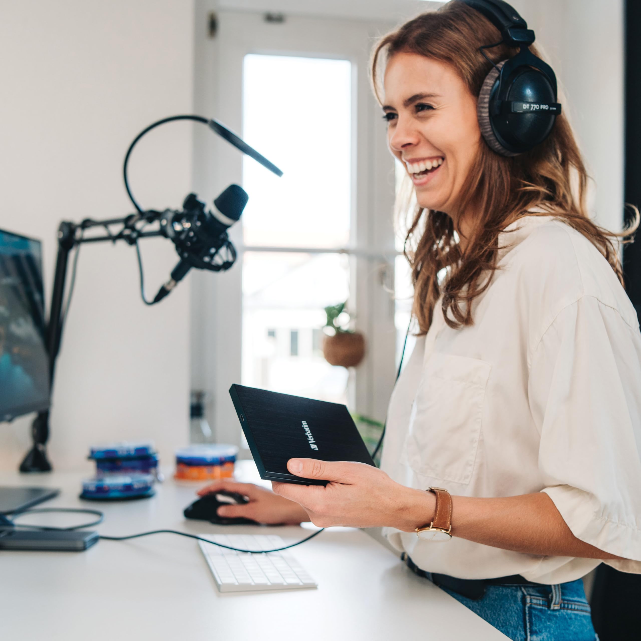 Verbatim Slimline CD / DVD Drive - External USB 2.0 CD DVD +/-RW Burner for Laptops and Notebooks with M-DISC Support - Mac & PC Compatible - Nero Burn & Archive Software Included - Black