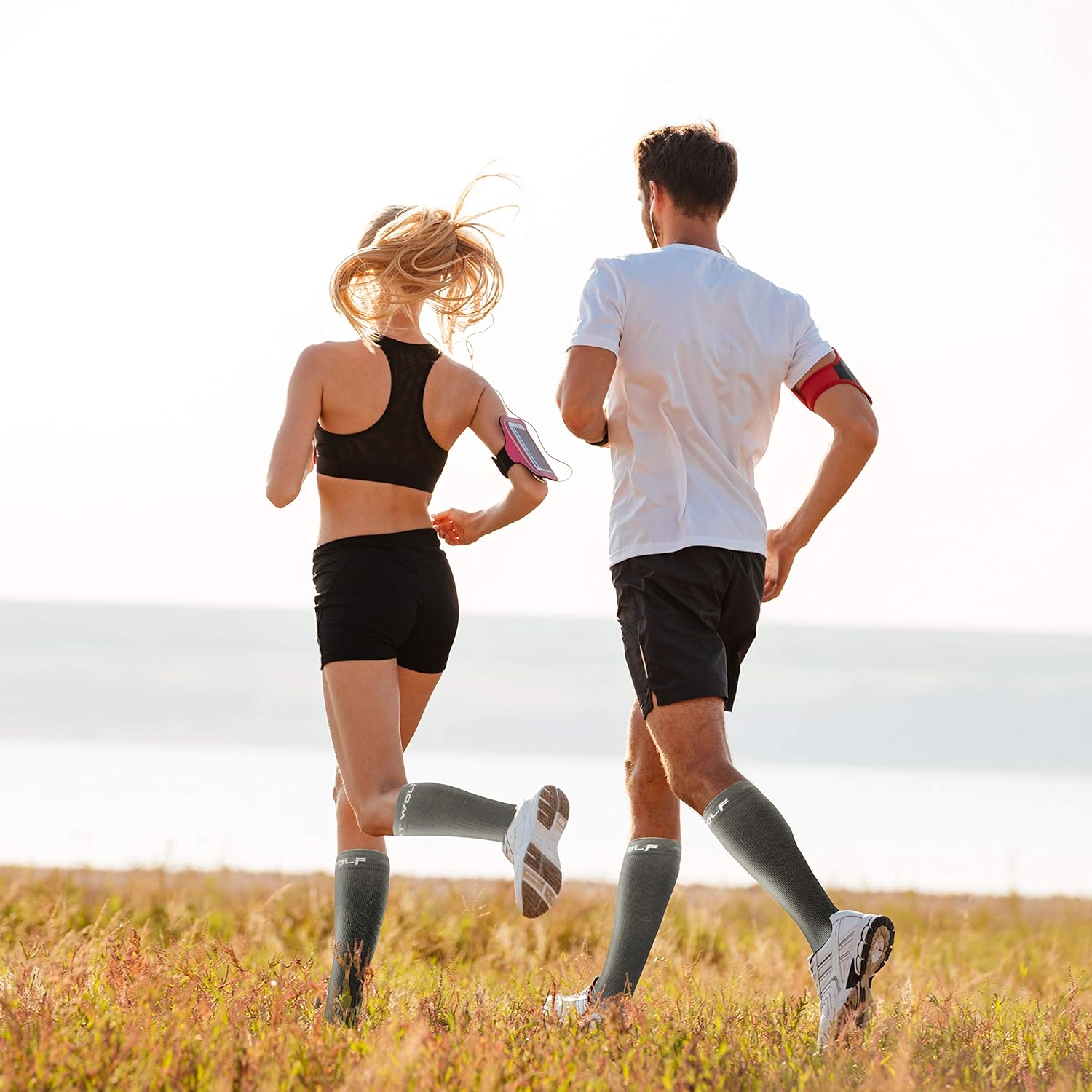 Оздоровительный бег. Здоровыйьобораз жизни. Бег пара на прозрачном фоне. Go jogging or do jogging. Бег на природе.