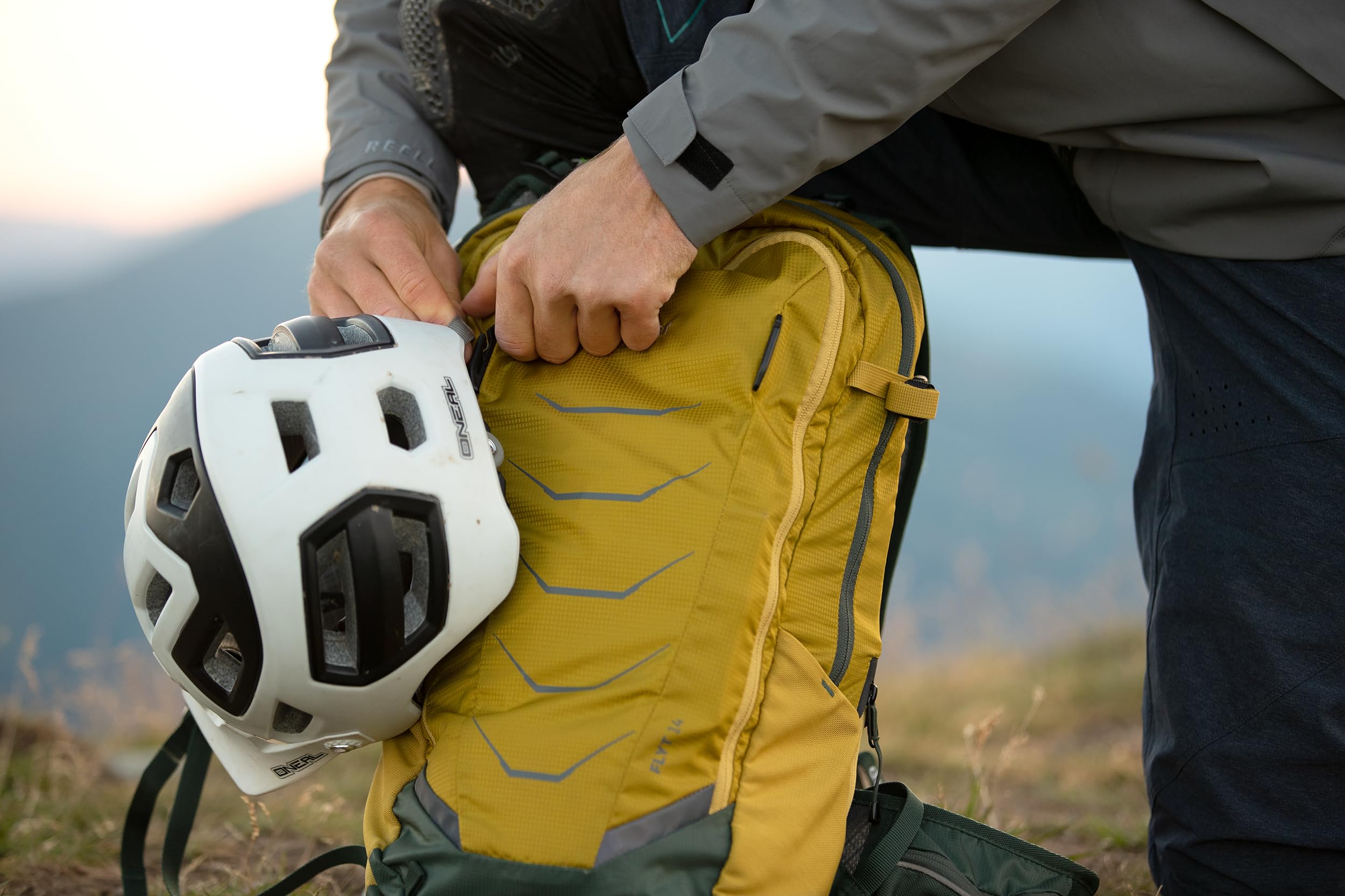 deuter Flyt 20 Bicycle Backpack with Protector